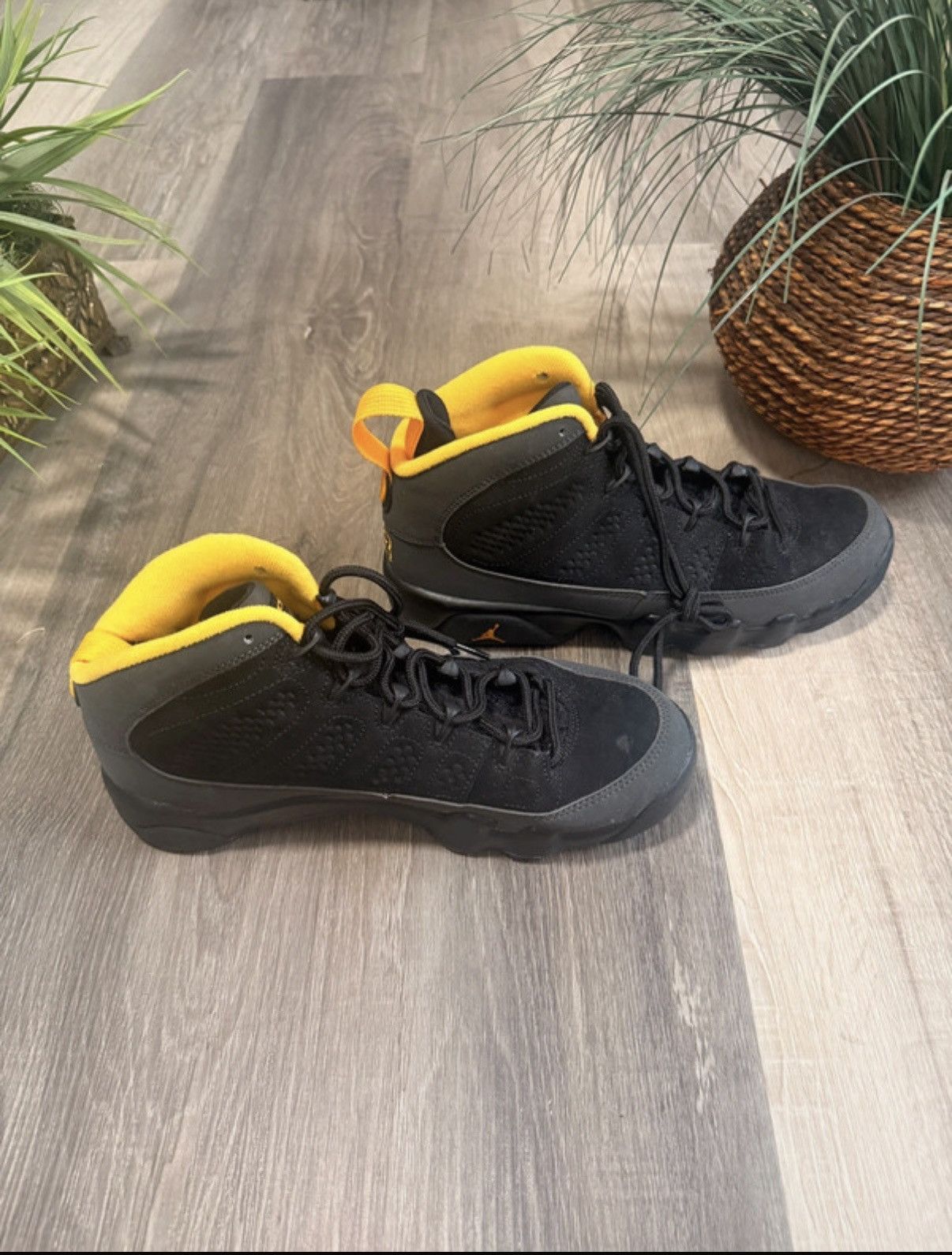 Jordan Brand Nike Air Jordan 9 Retro GS University Gold 302359-070 Youth Size US 7 / EU 40 - 3 Thumbnail