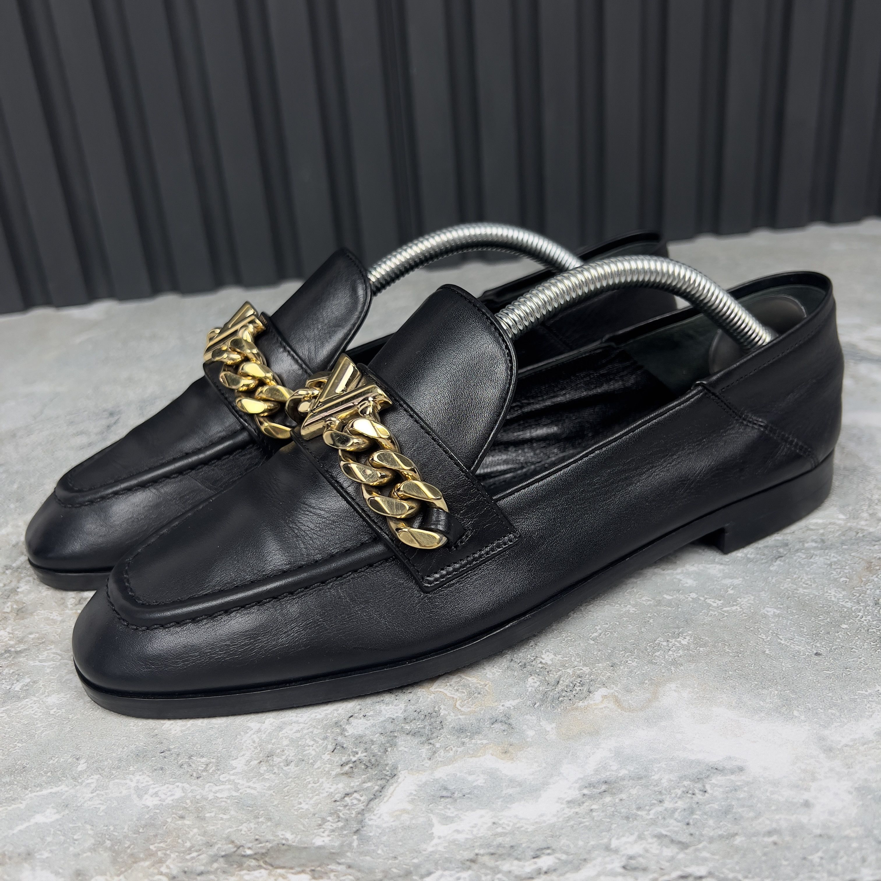 Louis Vuitton ローファー ゴールドチェーン Louis Vuitton Gold V Chain Flat Loafers Leather