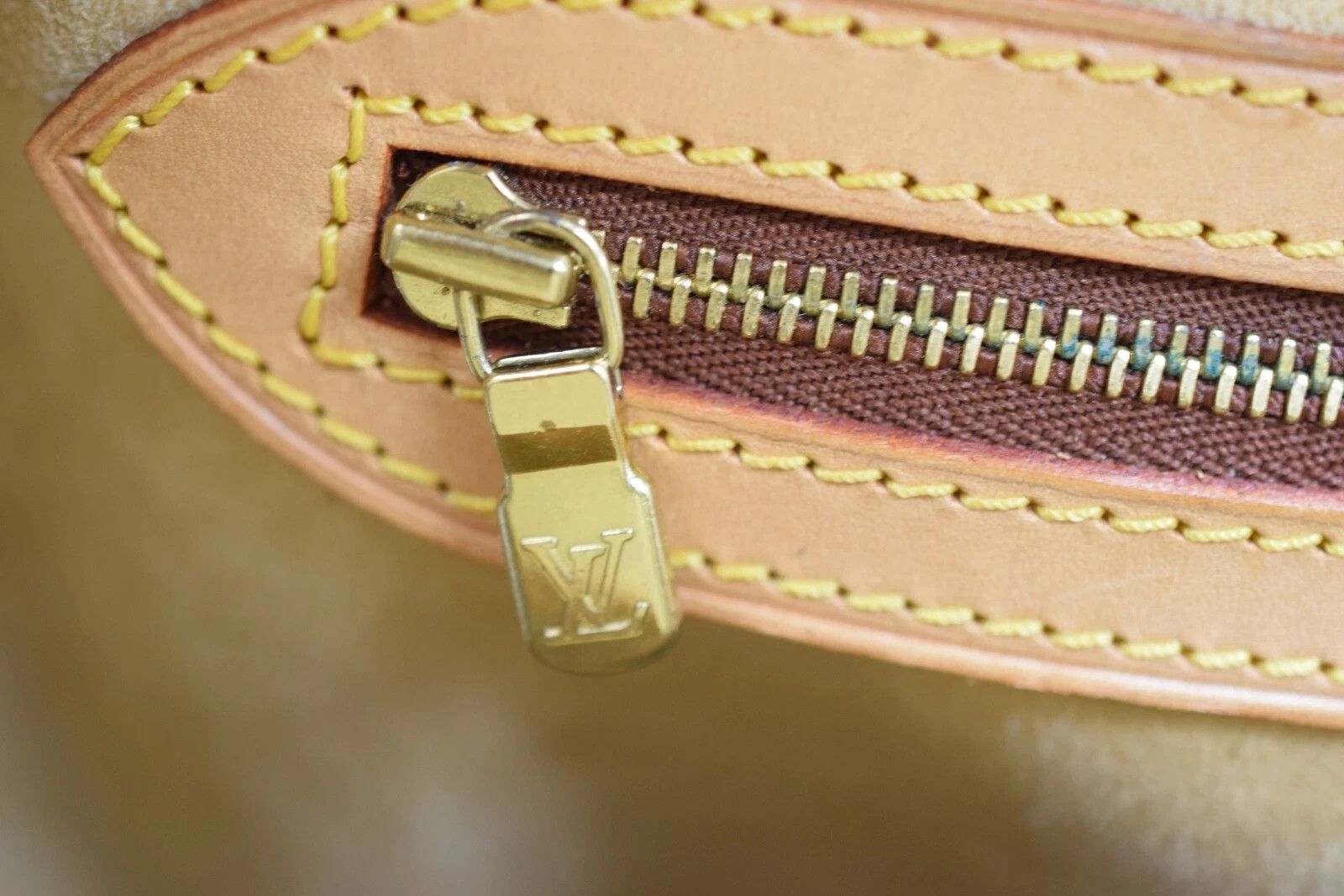 Louis Vuitton Louis Vuitton Rivoli Monogram Canvas Handbag M53380 Size ONE SIZE - 22 Thumbnail