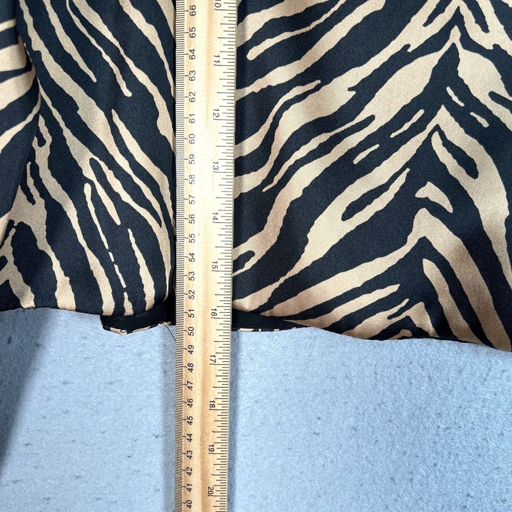 Zara Zara Cropped Blouse Womens Satin Animal Print Black Small Long Sleeve Round Neck Shirt, VINTAGE? (note: cannot add extra text) Size S / US 4 / IT 40 - 3 Thumbnail