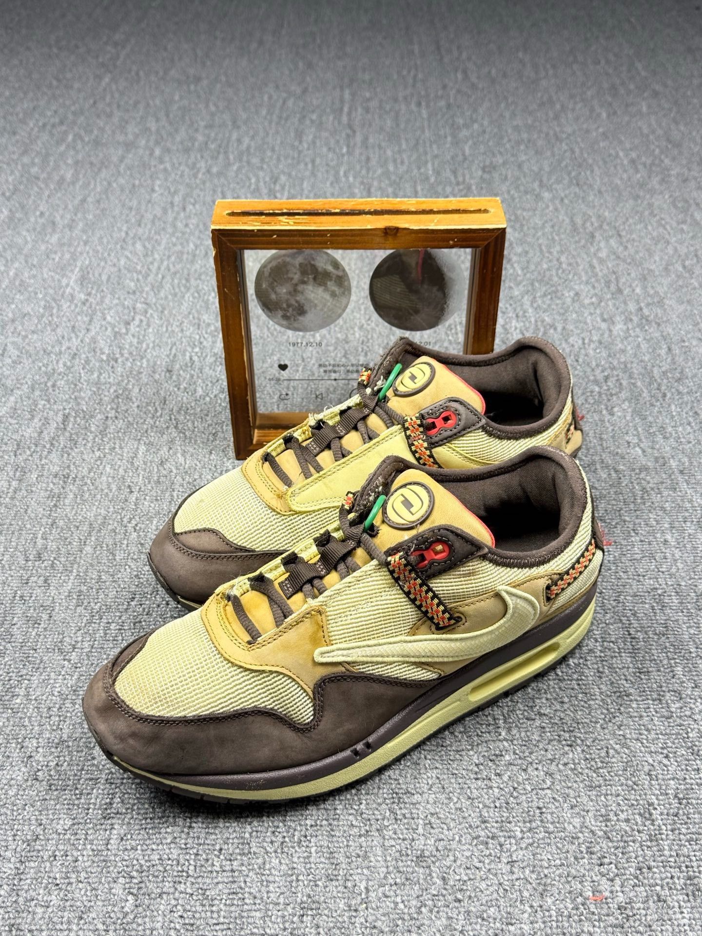 Nike Nike Beige Lowtop Sneakers 10 Men Size US 10 / EU 43 - 1 Thumbnail
