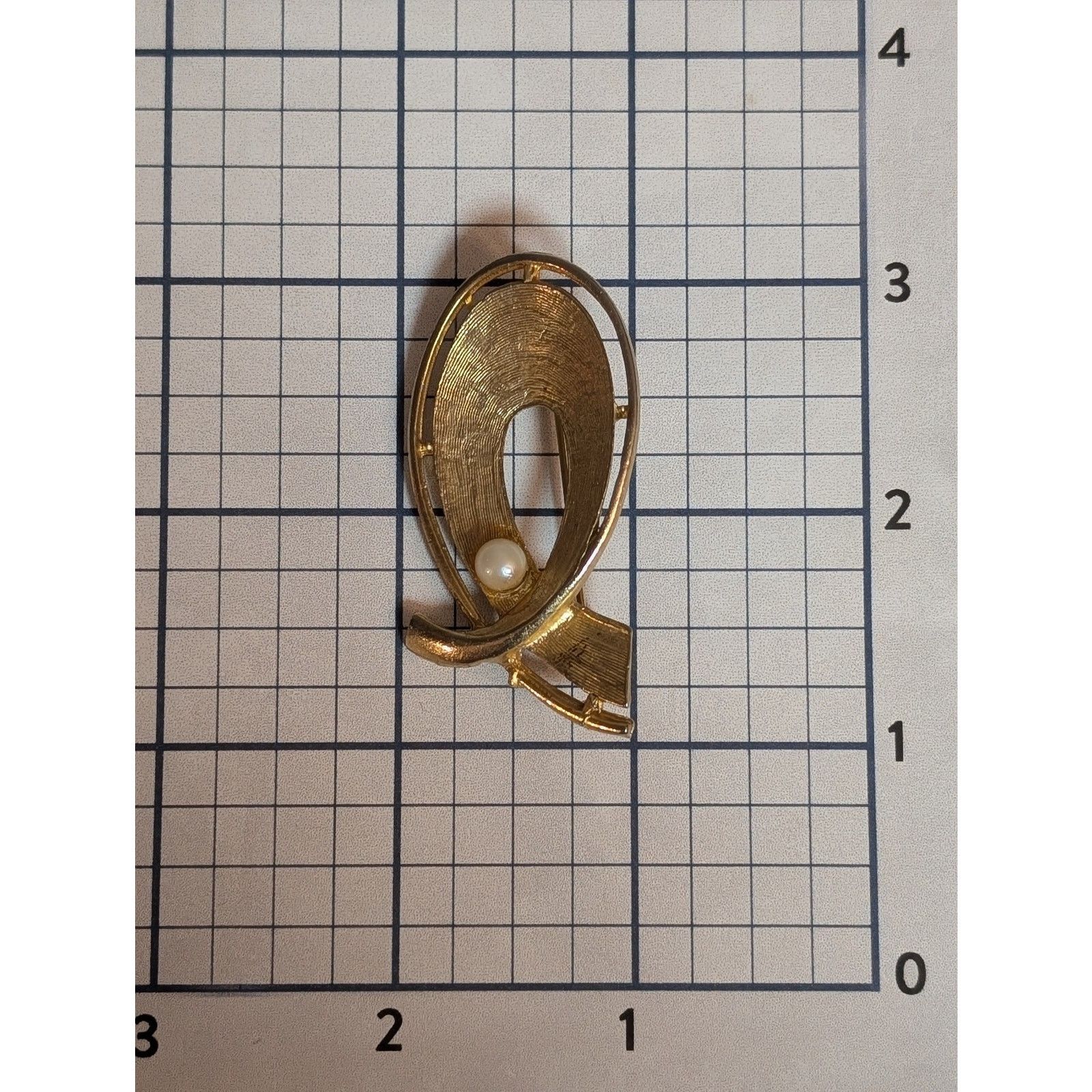 Vintage VTG 1960s Gold-Tone Etched Ribbon w/ Faux Pearl Brooch Pin Size ONE SIZE - 4 Thumbnail