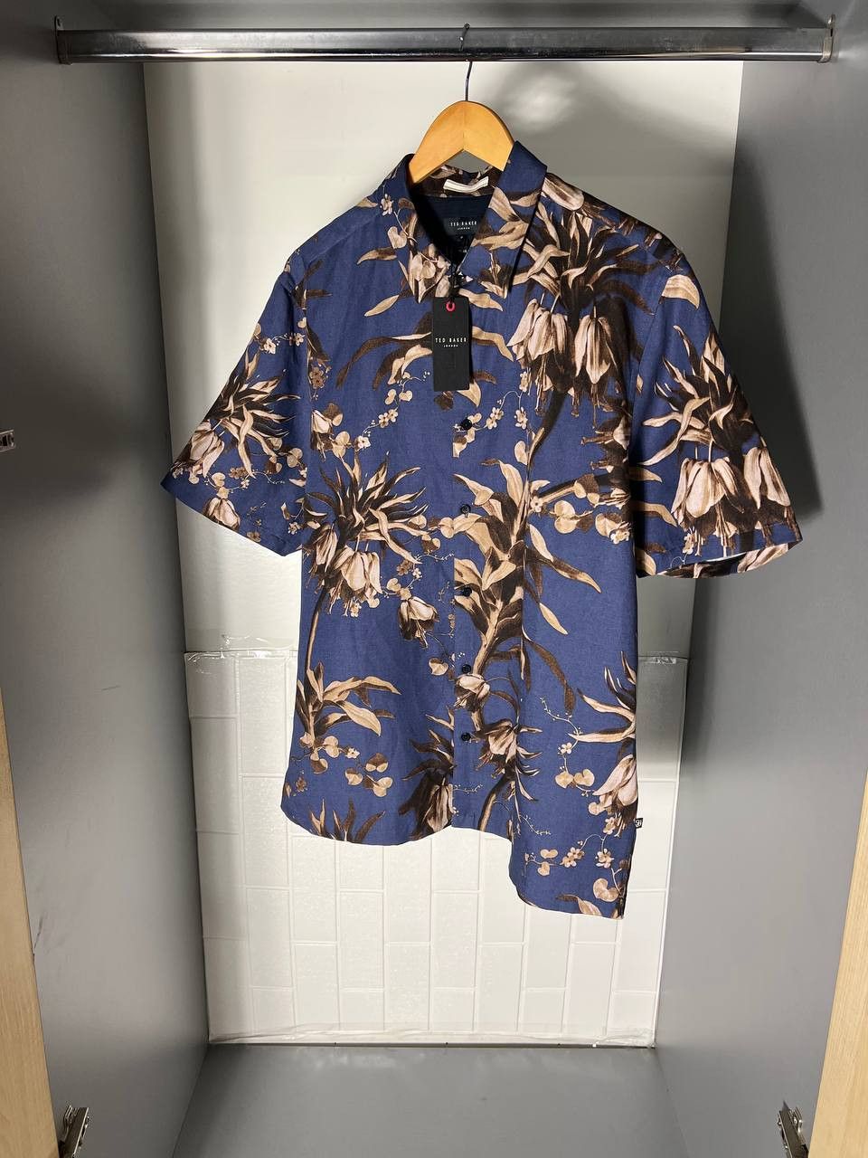 Ted Baker VERY RARE TED BAKER FLOWERS DESIGNER CASUAL SHIRTS HAWAII Size US L / EU 52-54 / 3 - 3 Thumbnail