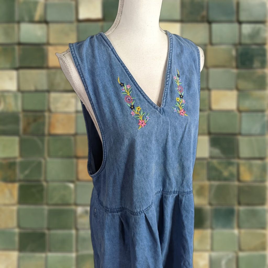 Denime VINTAGE 90s Floral Embroidered Denim Sleeveless Jumper Dress Women's M blue Denim Embroidered 100% Cotton Midi Casual Overall Dress Womens 90s Floral Size M / US 6-8 / IT 42-44 - 1 Thumbnail
