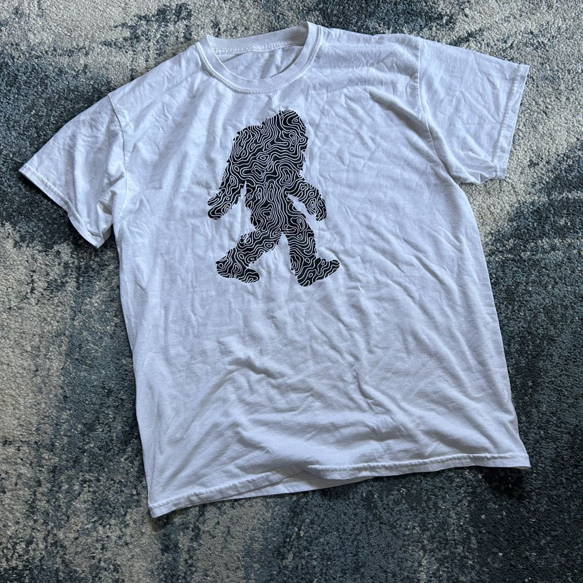 Vintage UNBRANDED CONTOUR LiNE SASQUATCH BiGFOOT CASCADiA TEE Size US L / EU 52-54 / 3 - 6 Thumbnail