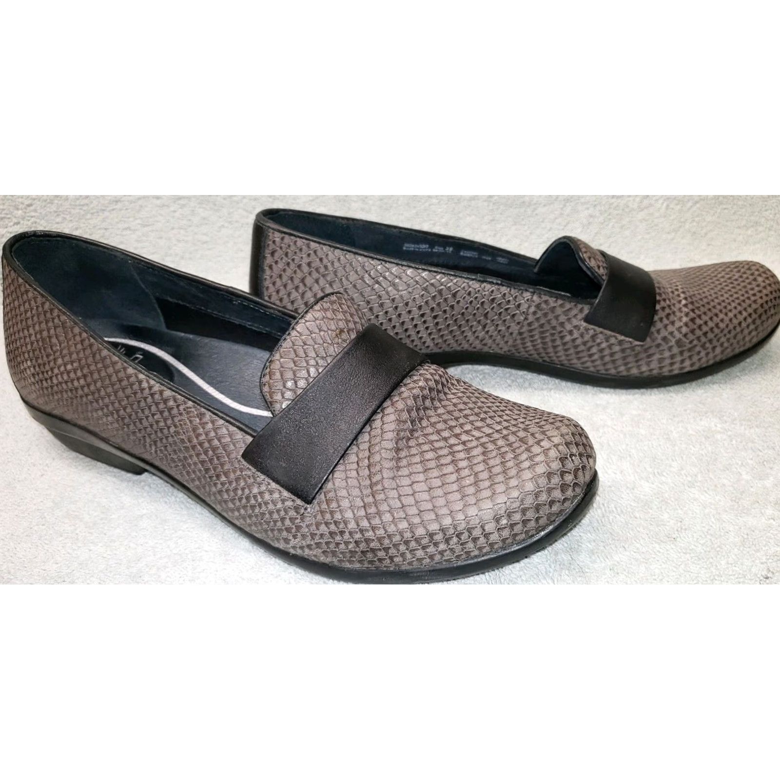 Dansko Dansko Womens Flats Size 8.5M 39EU Gray Reptile Pattern Black Crossover Loafer Flat Casual to Business Dress Womens US 8.5 M Size US 9 / IT 39 - 5 Thumbnail