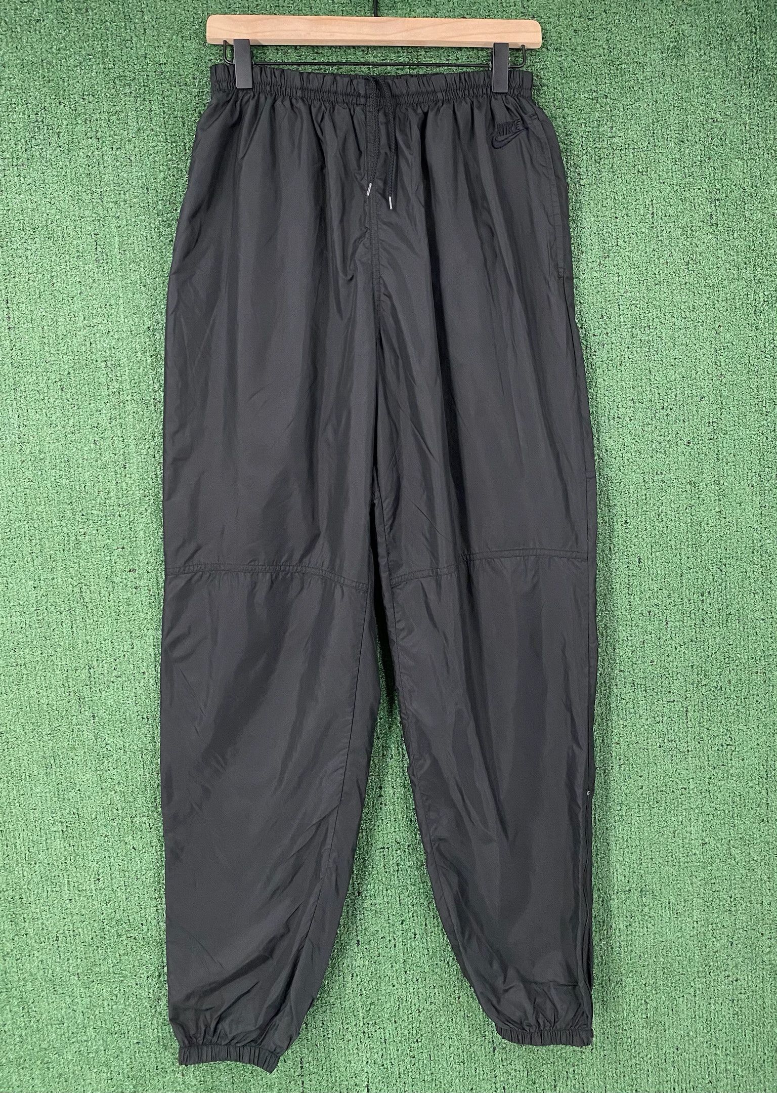 Nike 90’s Nike Spellout Grey Tag Black Windbreaker Pants Medium Size US 34 / EU 50 - 1 Thumbnail