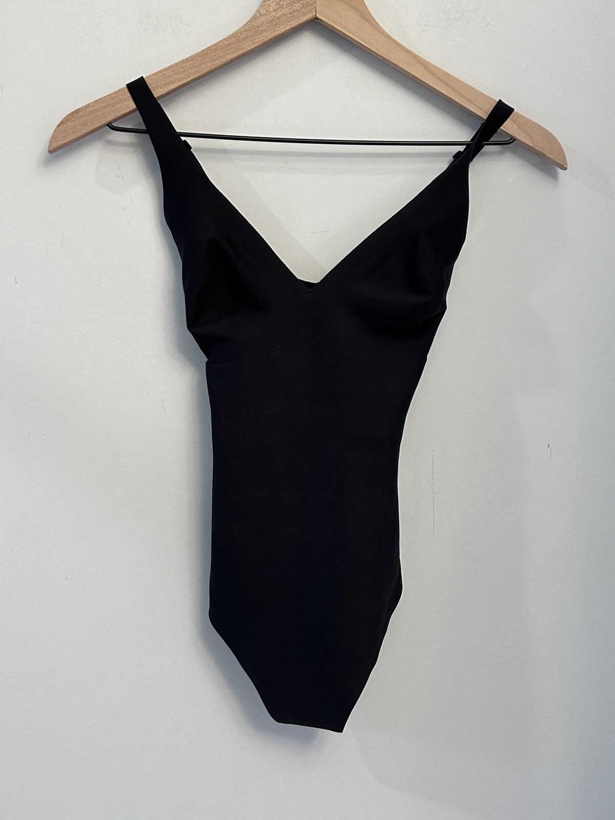 SKIMS NWT Skims Body Unlined Plunge Thong Bodysuit Onyx XS Size XS / US 0-2 / IT 36-38 - 1 Thumbnail