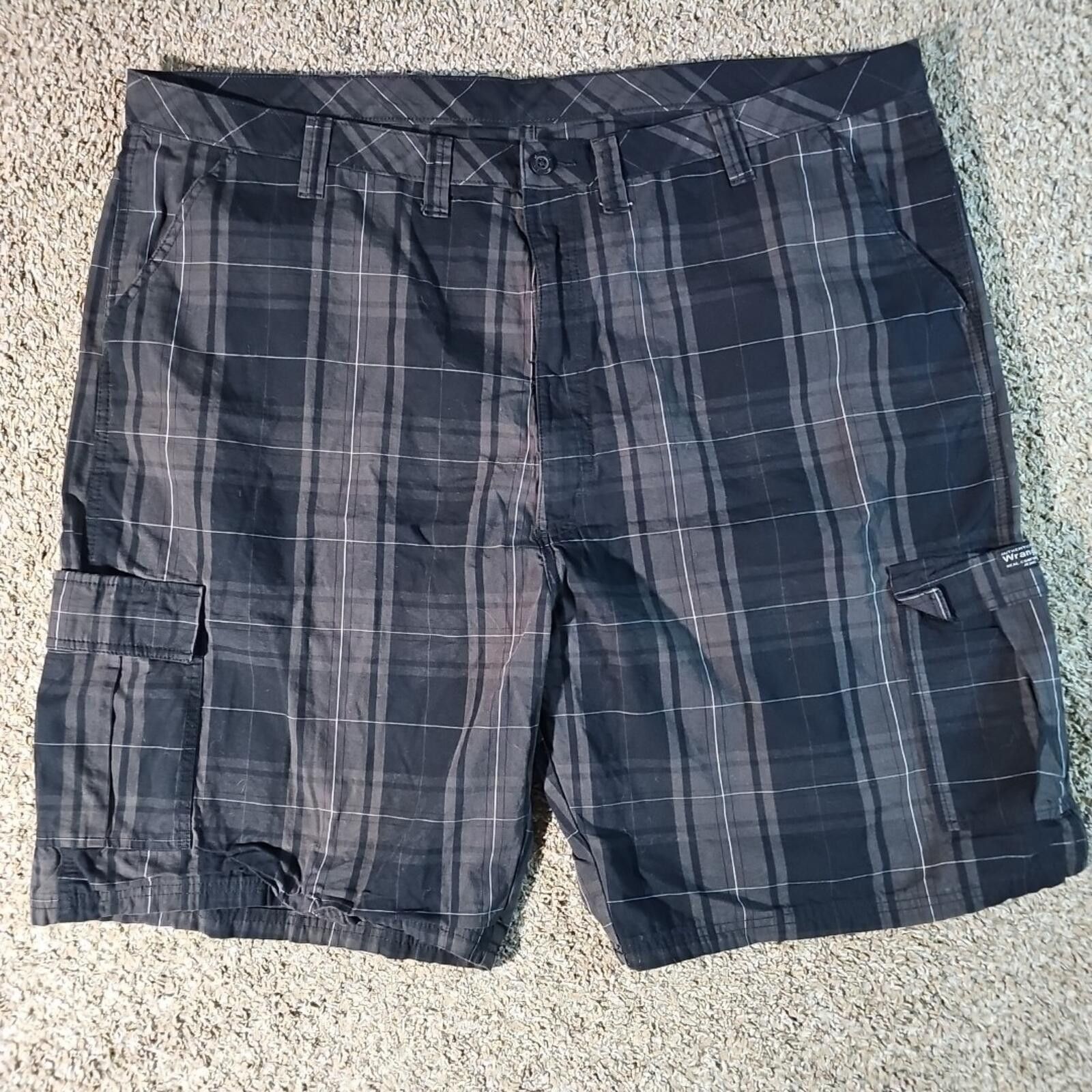 Wrangler Wrangler 48 Black Plaid Cargo Shorts Size US 44 / EU 60 - 1 Thumbnail