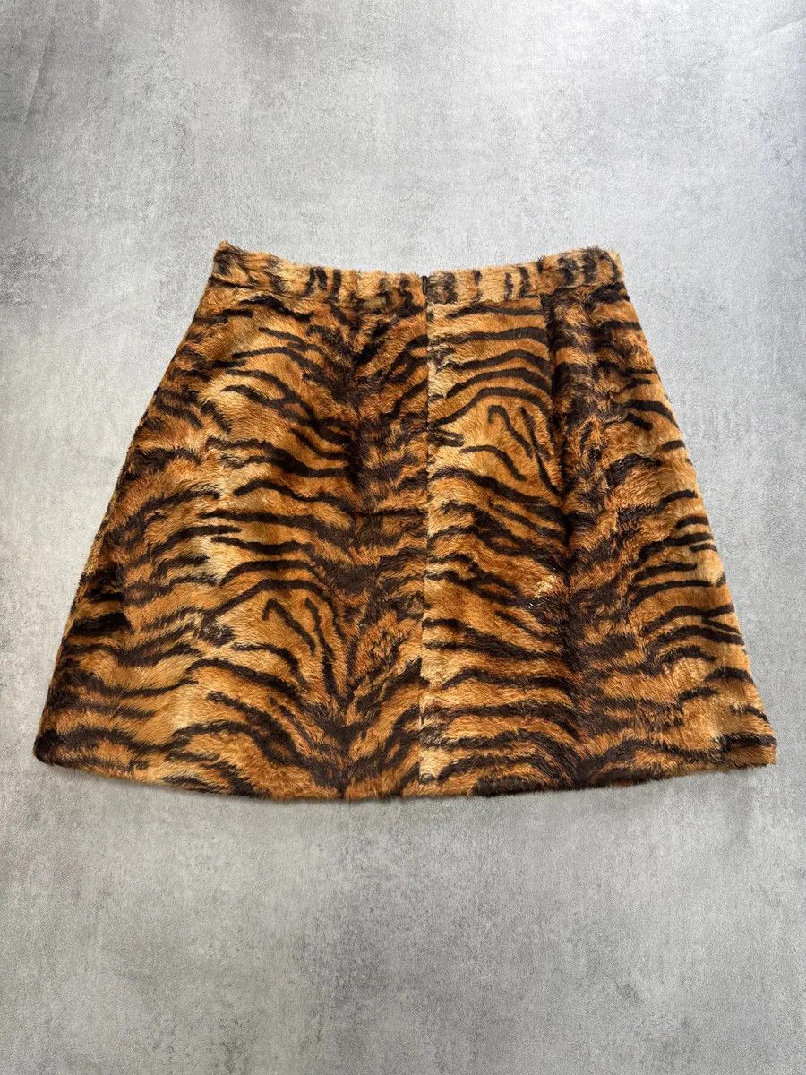 Dolce & Gabbana 2000s Dolce & Gabbana Tiger Faux Fur Skirt Size 26" / US 2 / IT 38 - 3 Thumbnail