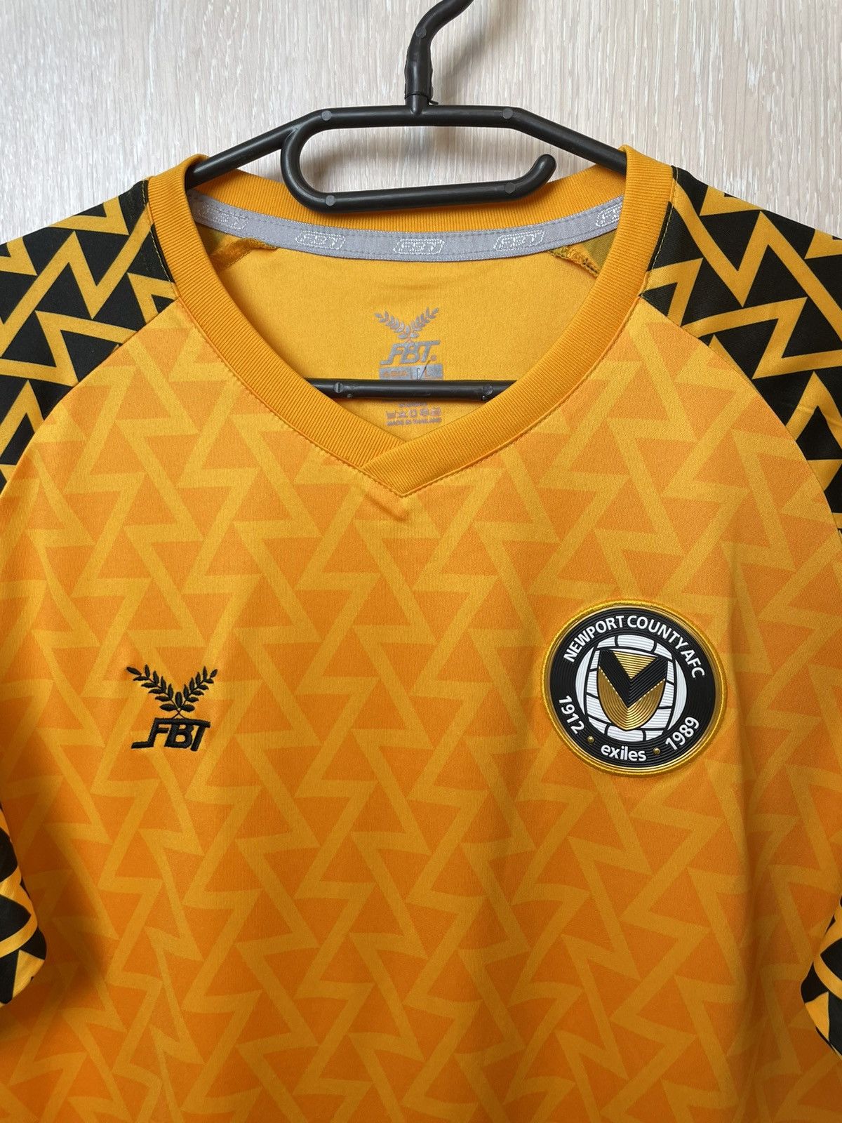 Other NEWPORT COUNTY AFC FBT SIZE M JERSEY SHIRT FOOTBAL Size US M / EU 48-50 / 2 - 2 Thumbnail