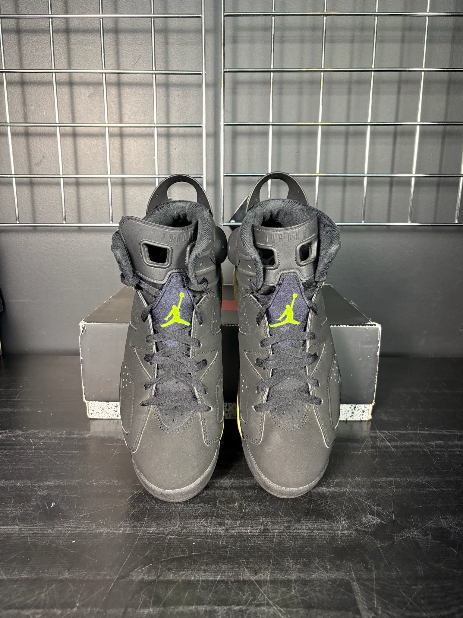 Jordan Brand Air Jordan 6 Retro "Electric Green" **PRE-OWNED** Size US 12 / EU 45 - 3 Thumbnail