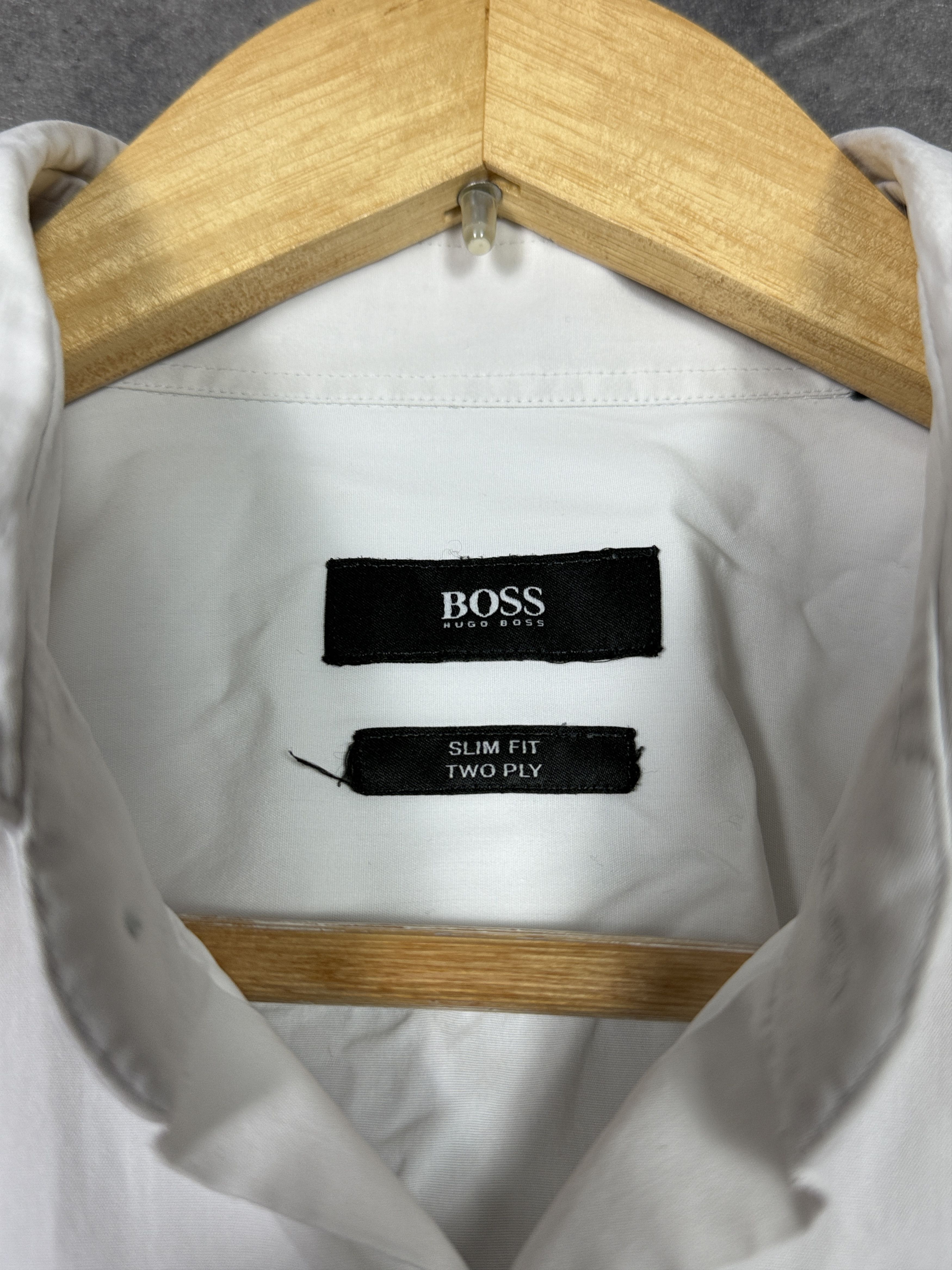 Hugo Boss Classic Hugo Boss white cotton shirt slim fit made in Italy Size US L / EU 52-54 / 3 - 3 Thumbnail
