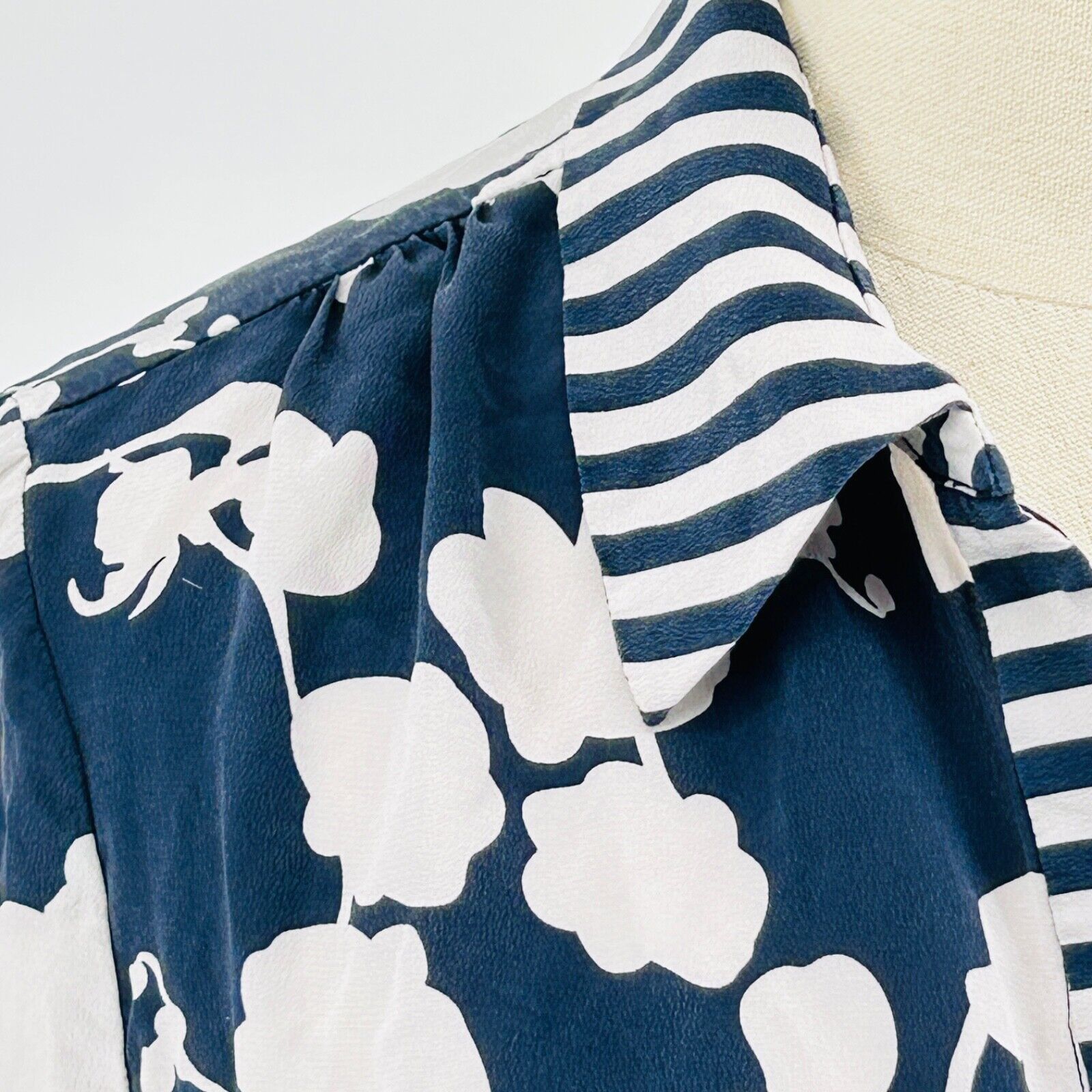 Diane von Furstenberg Diane von Furstenberg Blue White Floral 100% SILK blouse Size M / US 6-8 / IT 42-44 - 3 Thumbnail