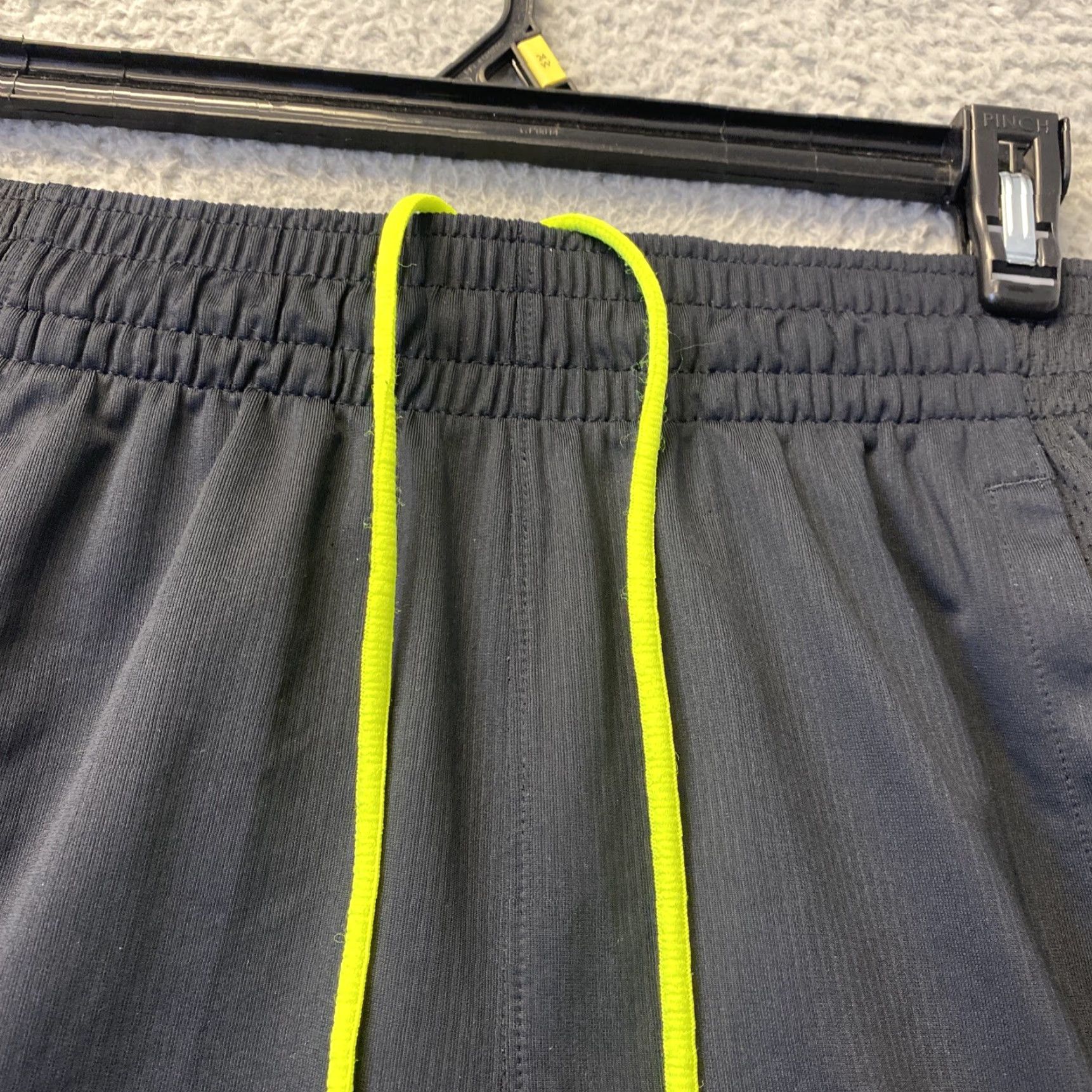Under Armour Under Armour Shorts Basketball Running Athletic Mens S Black 28 in Waist 37-67 Model 37-67 Size US 29 - 3 Thumbnail