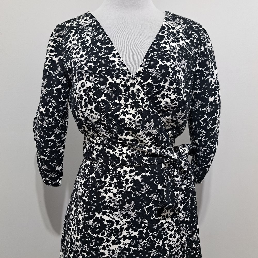 Club Monaco Club Monaco Casual Floral Wrap Dress Black/White Knee Length Size M / US 6-8 / IT 42-44 - 11 Thumbnail