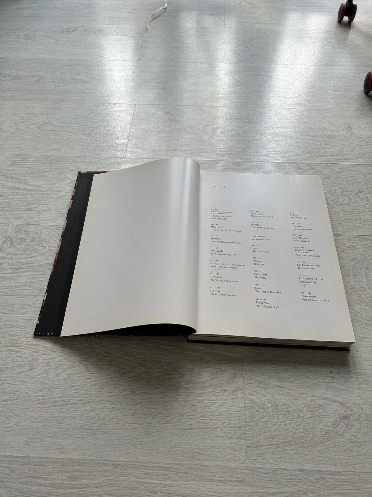 Dior Dior “The Perfumes” Book Size ONE SIZE - 3 Thumbnail