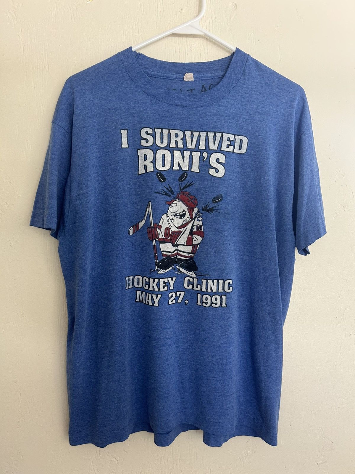 Vintage 1991 Vintage I Survived Roni’s Hockey Clinic Graphic T-shirt Size US XL / EU 56 / 4 - 1 Thumbnail
