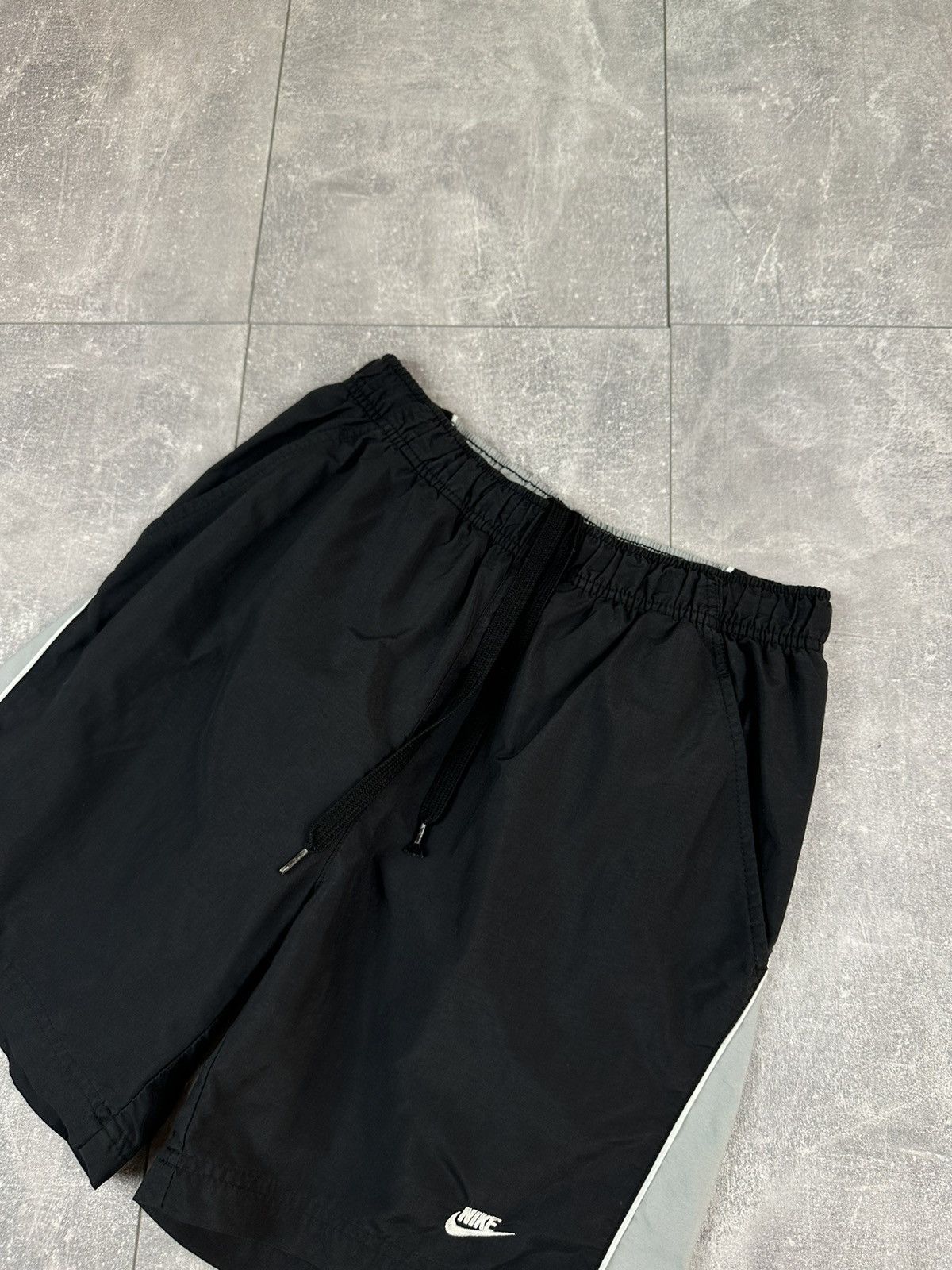 Nike Nike Small Swoosh Logo Retro Shorts Size US 30 / EU 46 - 4 Thumbnail