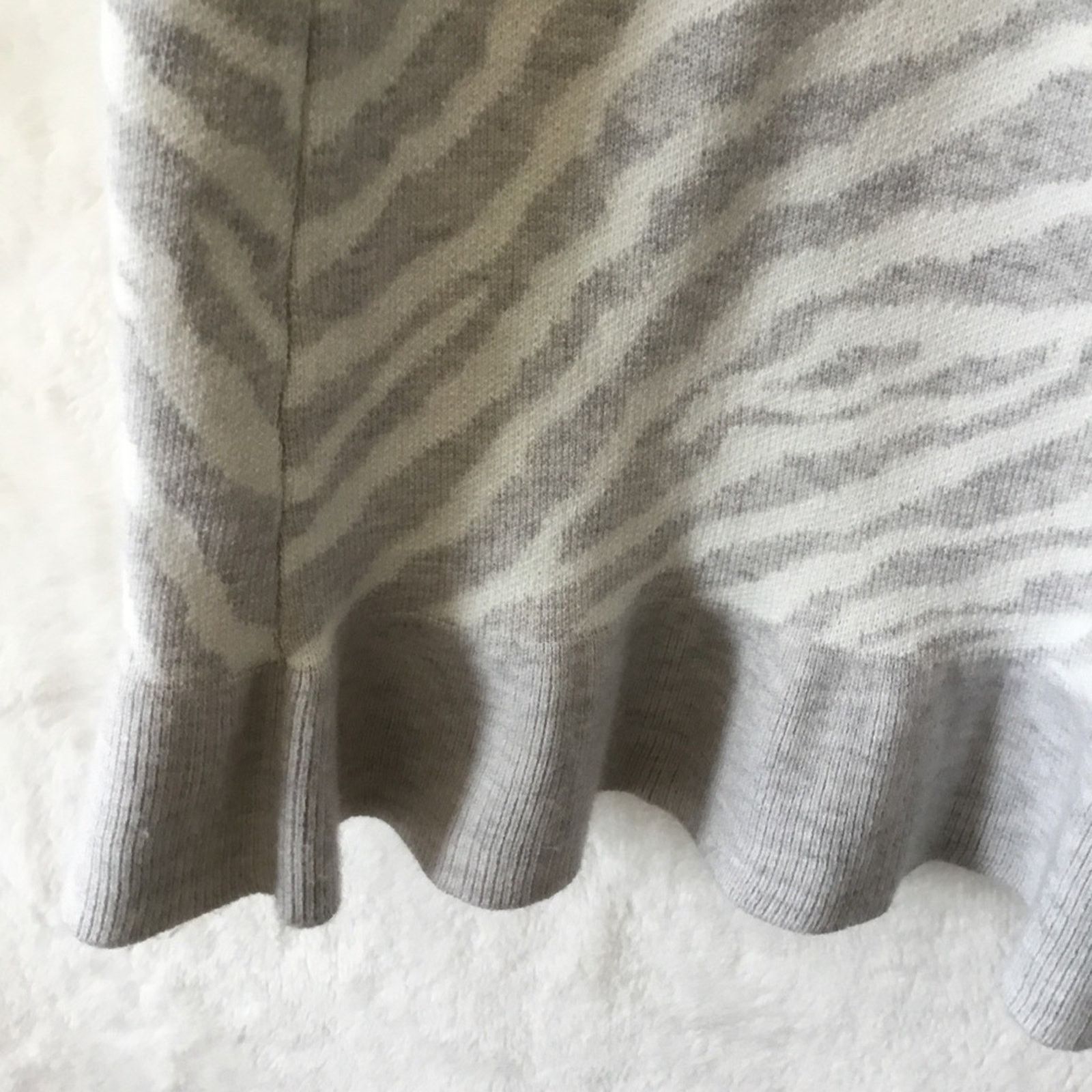 Anthropologie Anthropologie Gray Zebra Ruffled Knit Skirt Size 30" / US 8 / IT 44 - 7 Thumbnail