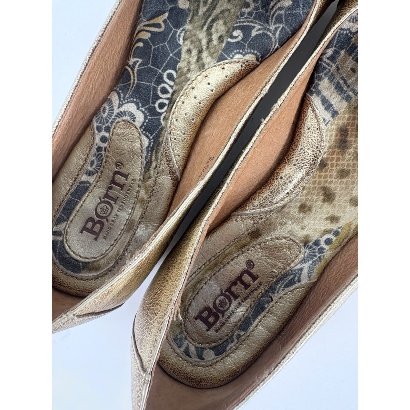 Born Børn Gold Leather Flats Women's Size 8.5 M Slip-On Bow Round Toe Casual Workwear Size US 8.5 / IT 38.5 - 4 Thumbnail