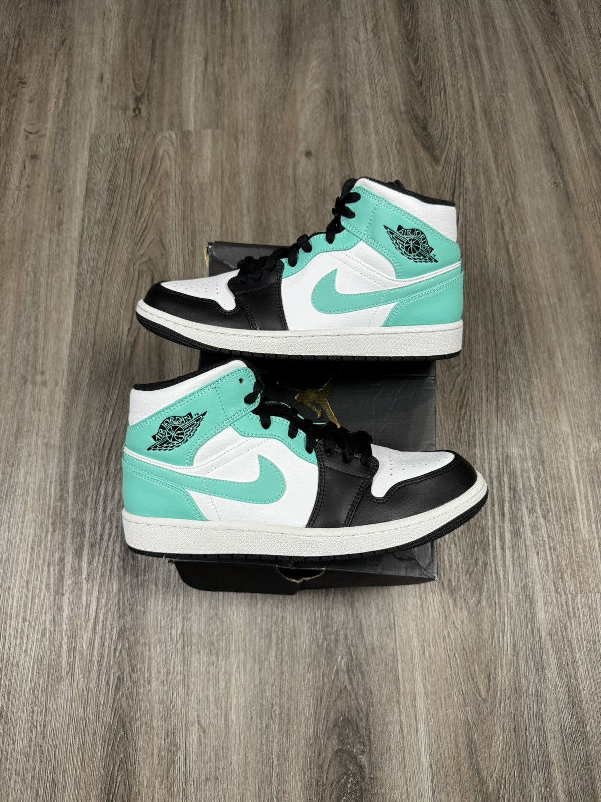 Jordan Brand Air Jordan 1 Mid Tropical Twist Size 9 Size US 9 / EU 42 - 1 Thumbnail