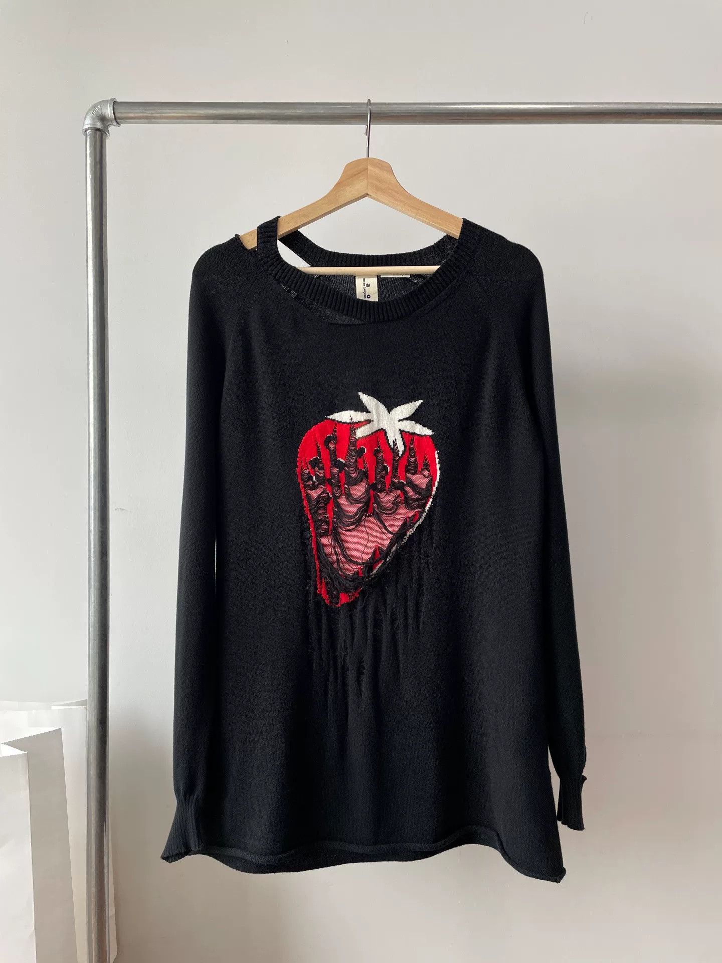 Comme des Garcons PLAY Tao Comme des Garçons Strawberry Knit Sweater Size M / US 6-8 / IT 42-44 - 1 Thumbnail