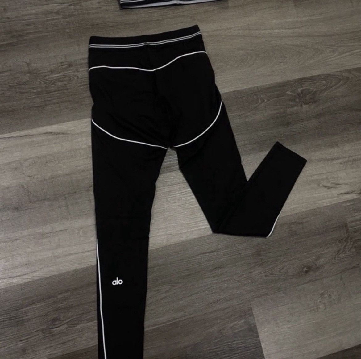 Alo Yoga Small Black and White Alo set Size 27" / US 4 / IT 40 - 1 Thumbnail