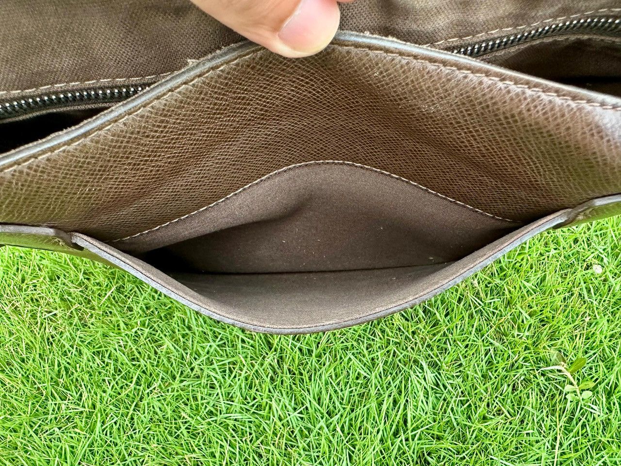 Louis Vuitton Authentic Louis Vuitton Grizzli Taiga Roman PM Messenger Size ONE SIZE - 8 Thumbnail