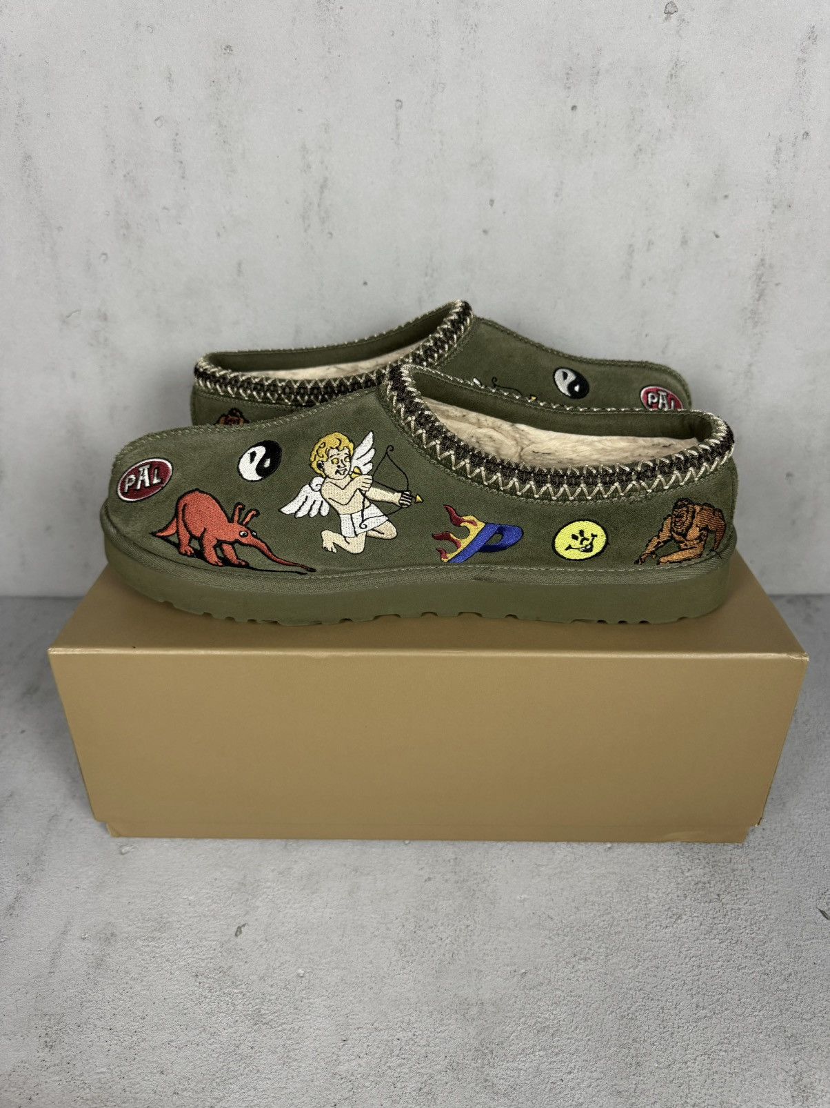 Palace × Ugg Rare Palace x Ugg Tasman Slipper Burnt Olive Size US 12 / EU 45 - 2 Thumbnail