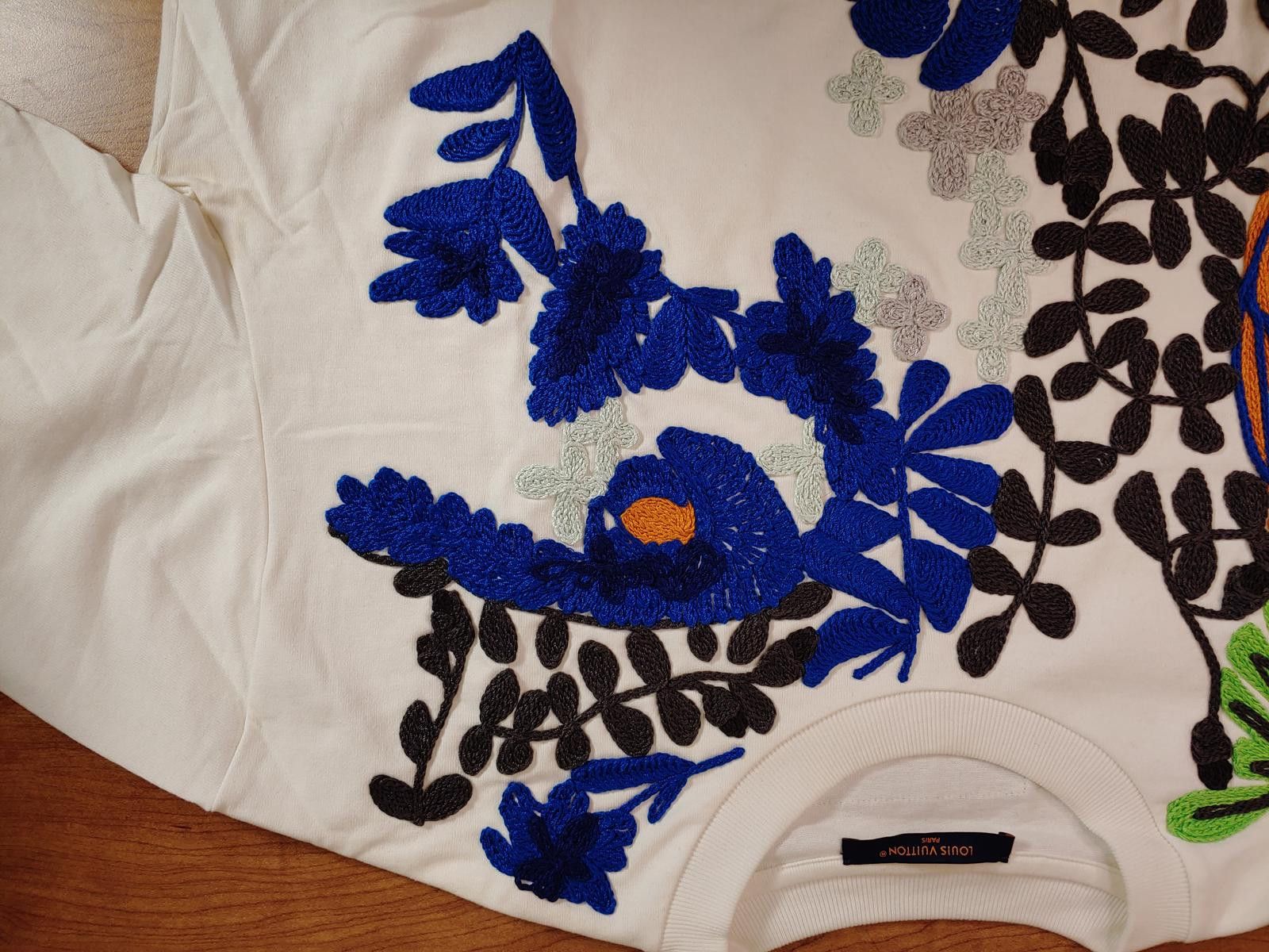 Louis Vuitton Louis Vuitton Embroidered Floral Portrait T-Shirt in White Size US XL / EU 56 / 4 - 3 Thumbnail