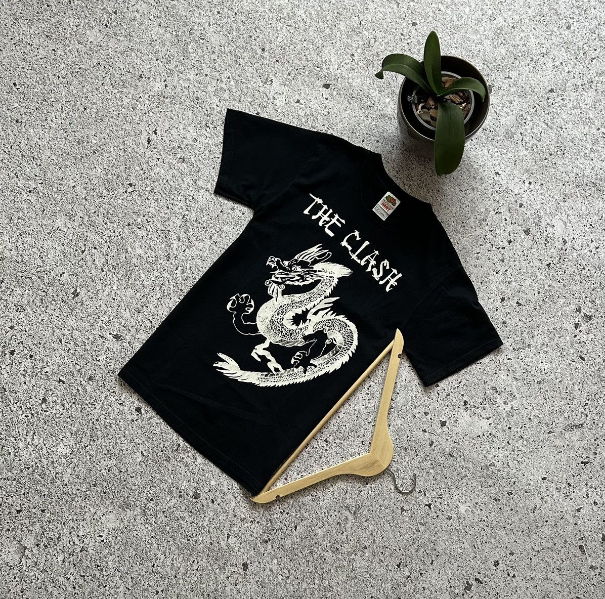 Band Tees × Japanese Brand × Vintage Vintage The Clash Japanese Dragon Hook Up Rock T-Shirt Size US S / EU 44-46 / 1 - 1 Thumbnail