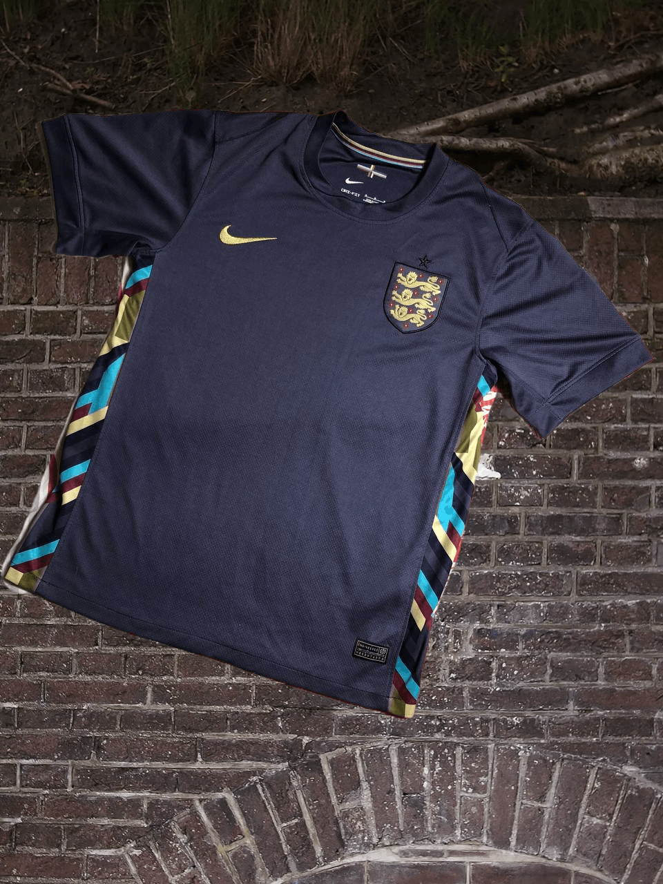 Nike Vintage Nike England Soccer Jersey Swoosh Logo T-Shirt Blue Size US M / EU 48-50 / 2 - 1 Thumbnail