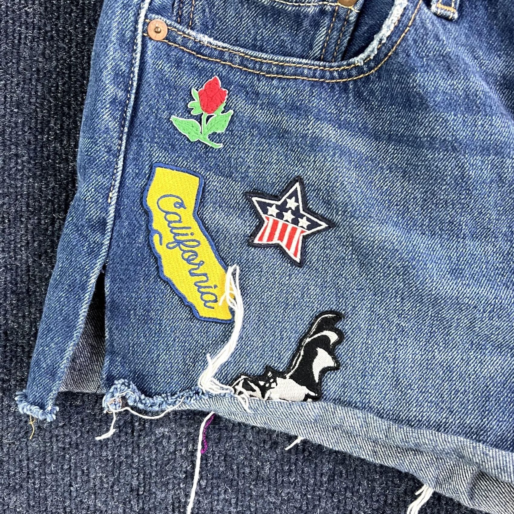 Levi's Levi's Denim Shorts Womens 31 Blue Cut-Off Distressed Embroidered Patch Patriotic Casual Denim Shorts 31 Womens California Rose USA Size 24" / US 00 / IT 34 - 3 Thumbnail