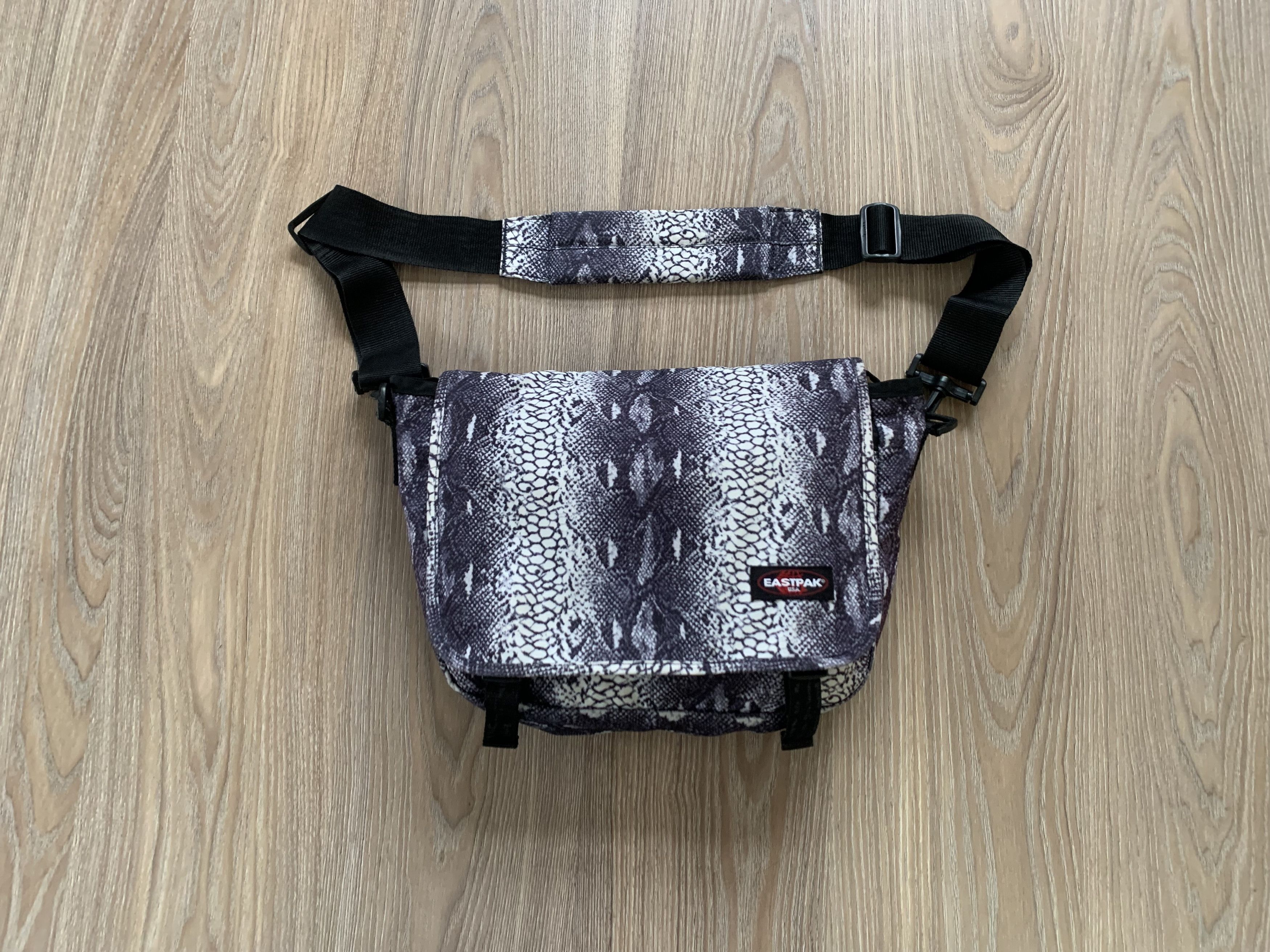 Eastpak Rare Eastpak Vintage Shoulder Bag Messenger Snake Print Size ONE SIZE - 1 Thumbnail
