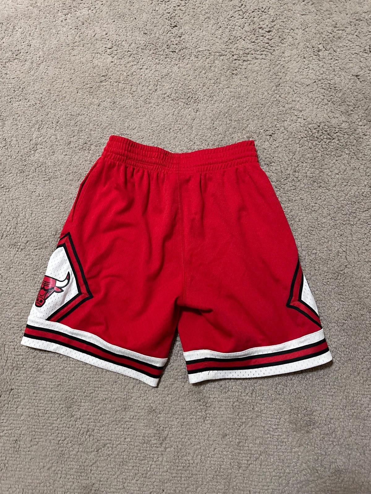 Mitchell & Ness NBA CHICAGO BULLS 1997/1998 BASKETBALL HOME SHORTS SIZE S Size US 30 / EU 46 - 8 Thumbnail