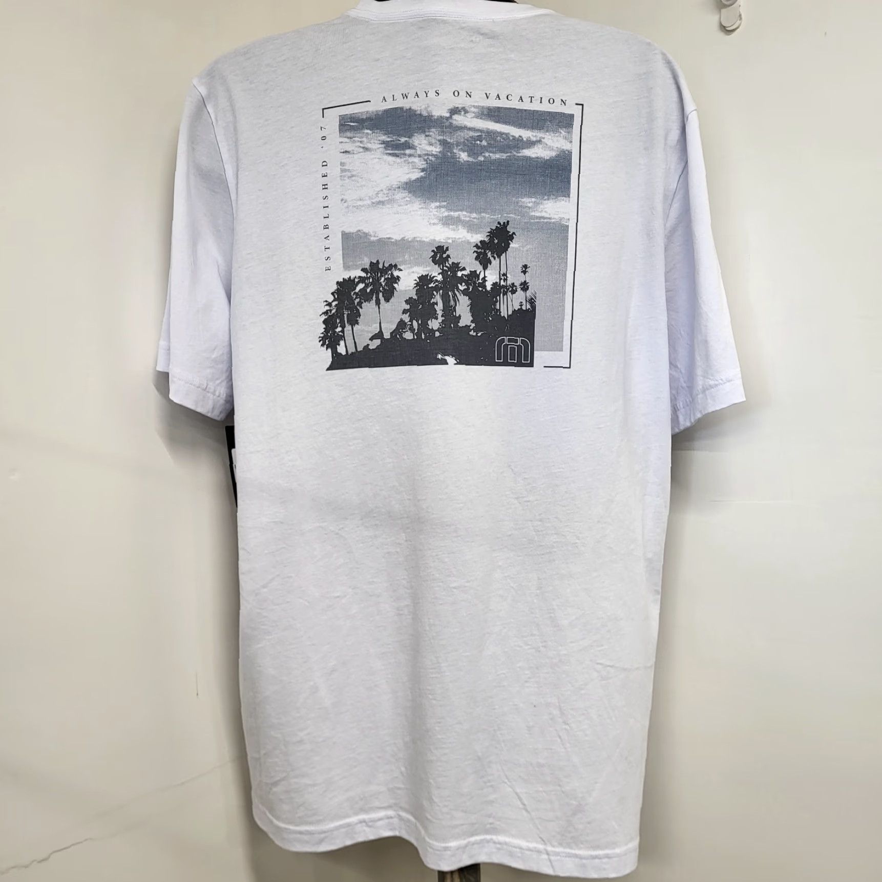 TravisMathew Travis Mathew T-Shirt Men's XXL White Jurassic Canyon Graphic Golf Short Sleeve Shirt Mens White Travis Mathew T-Shirt Short Sleeve Golf Graphic Size US XXL / EU 58 / 5 - 2 Thumbnail