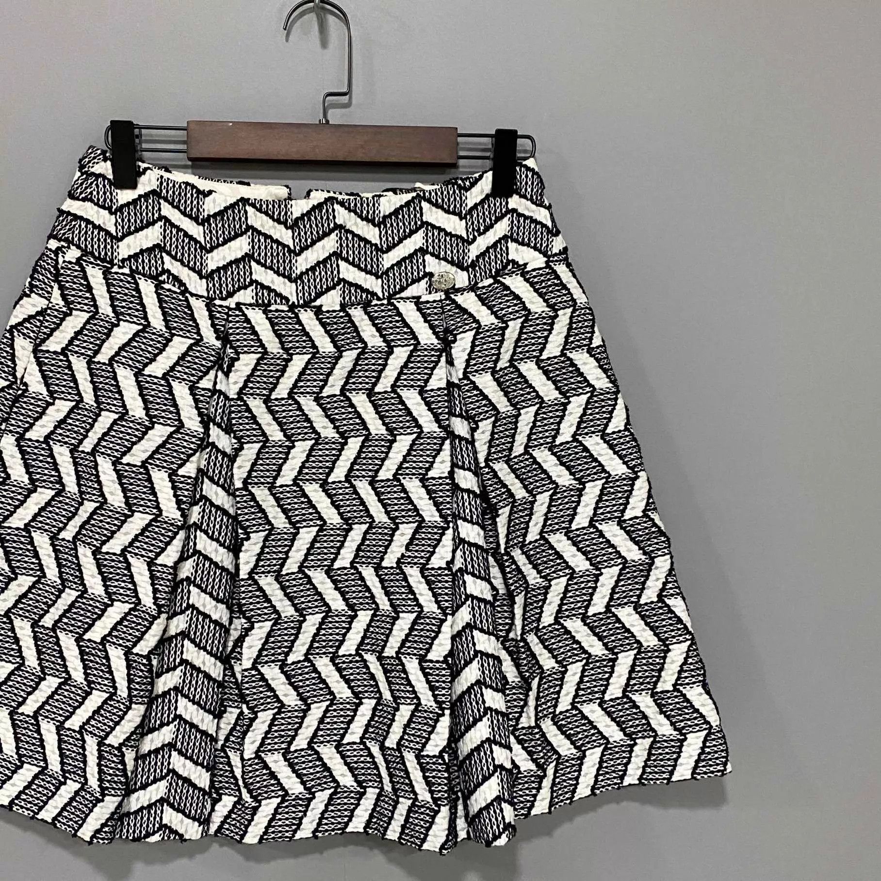 Chanel Chanel black and white woven skirt 36 Size 26" / US 2 / IT 38 - 2 Thumbnail