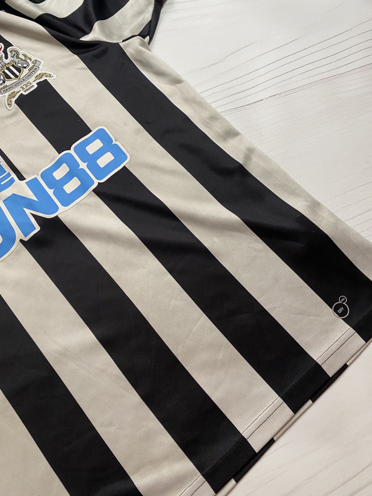 Vintage Puma Newcasle United 2017/18 home football y2k t shirt Size US M / EU 48-50 / 2 - 14 Thumbnail