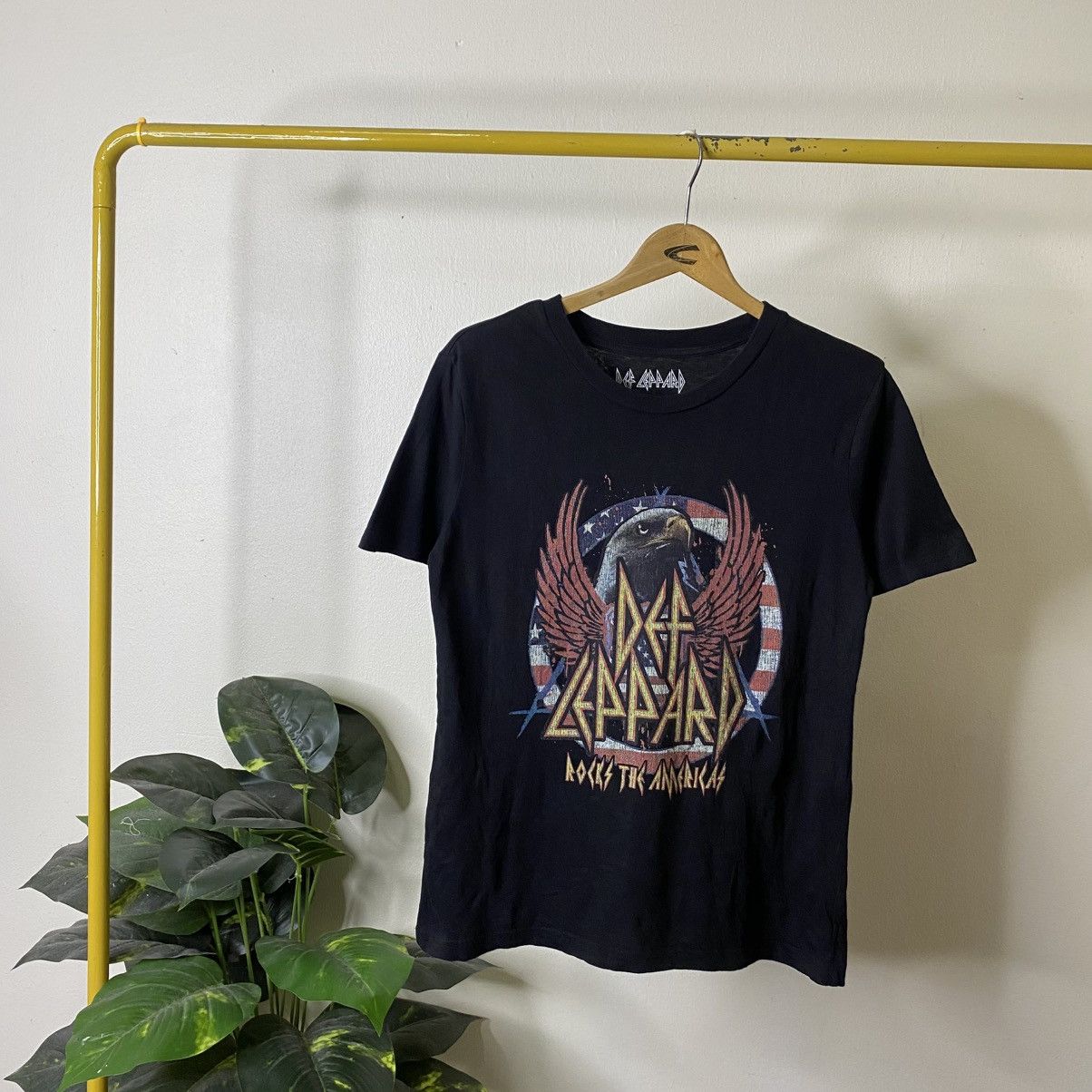 Band Tees GU x Def Leppard Collaboration T Shirt Size US M / EU 48-50 / 2 - 1 Thumbnail