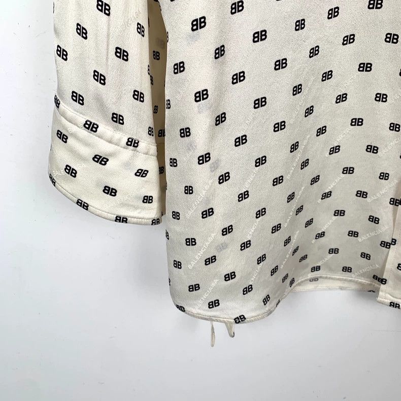 Balenciaga Balenciaga size 34 Beige logo printed full print turtlenec Size US XXS / EU 40 - 5 Thumbnail