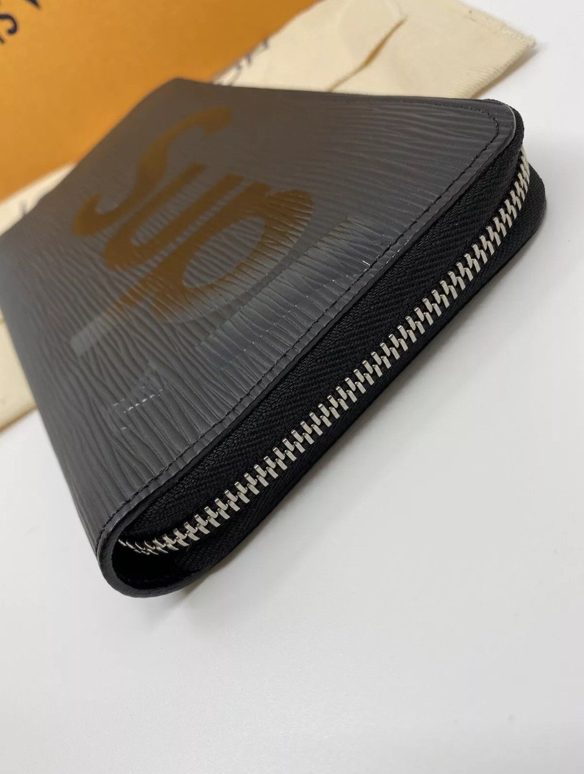 Supreme / Louis Vuitton Zippy Epi