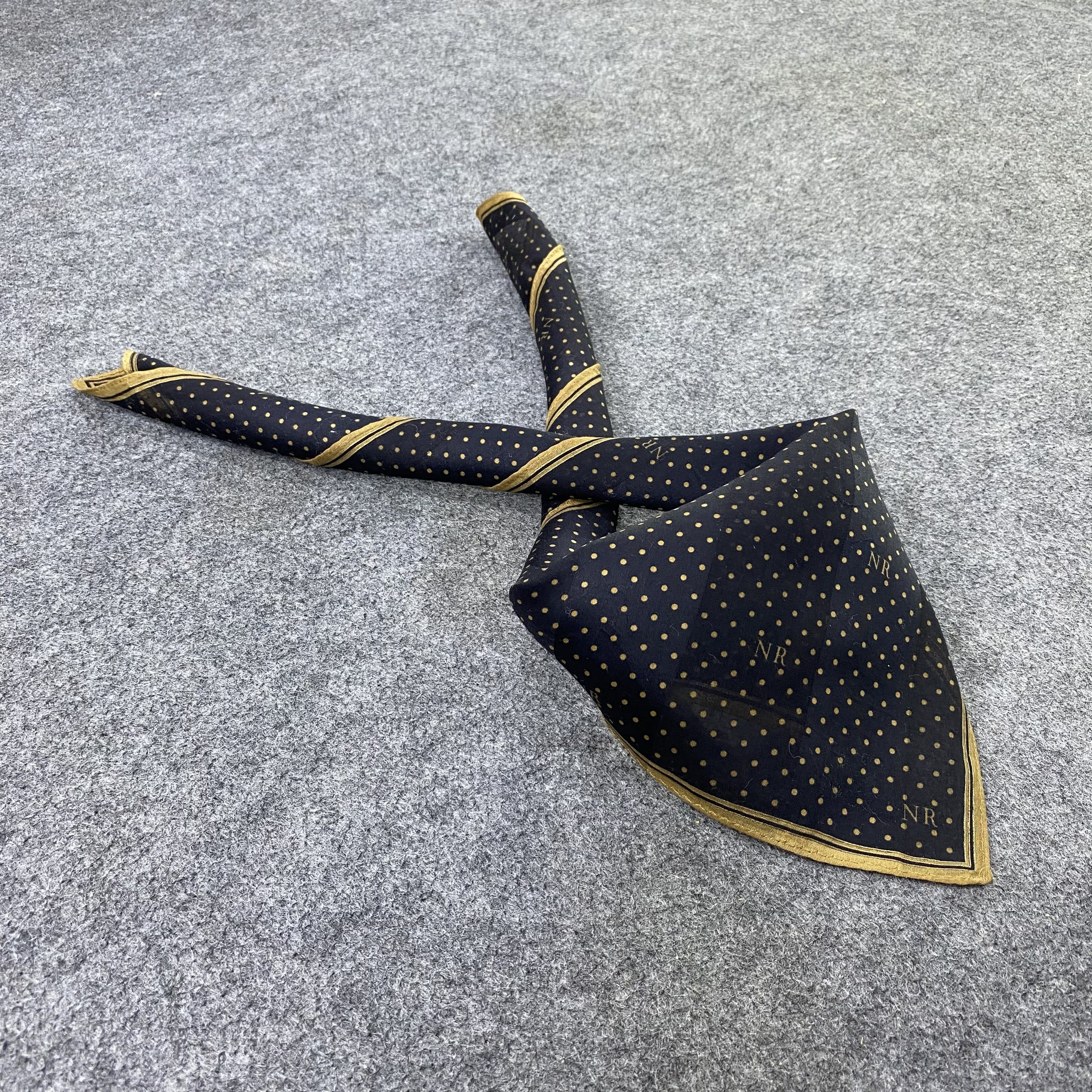 Nina Ricci Nina Ricci Handkerchief / Bandana / Neckerchief-B2333 Size ONE SIZE - 1 Thumbnail