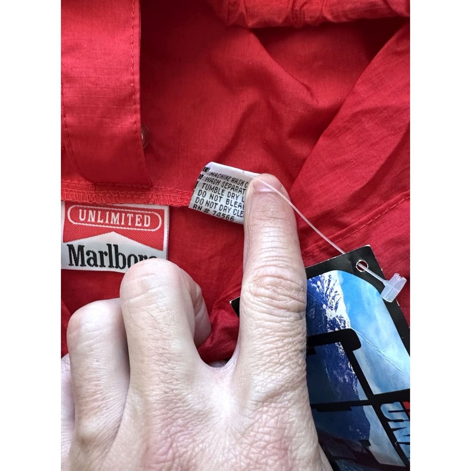 Marlboro VINTAGE Marlboro Jacket Windbreaker L Red 90s Logo Zip Pockets Packable NWT Flaws Mens Size US L / EU 52-54 / 3 - 5 Thumbnail