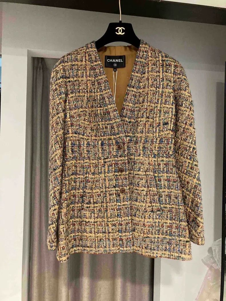 Chanel Egyptian gold-plated gold colour line V-neck glazed