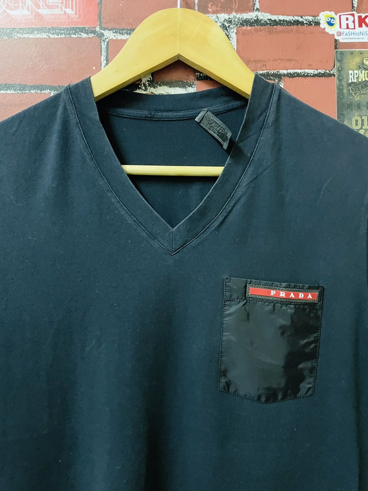 PRADA V NECK RUBBER LOGO SINGLE POCKET SHIRTS