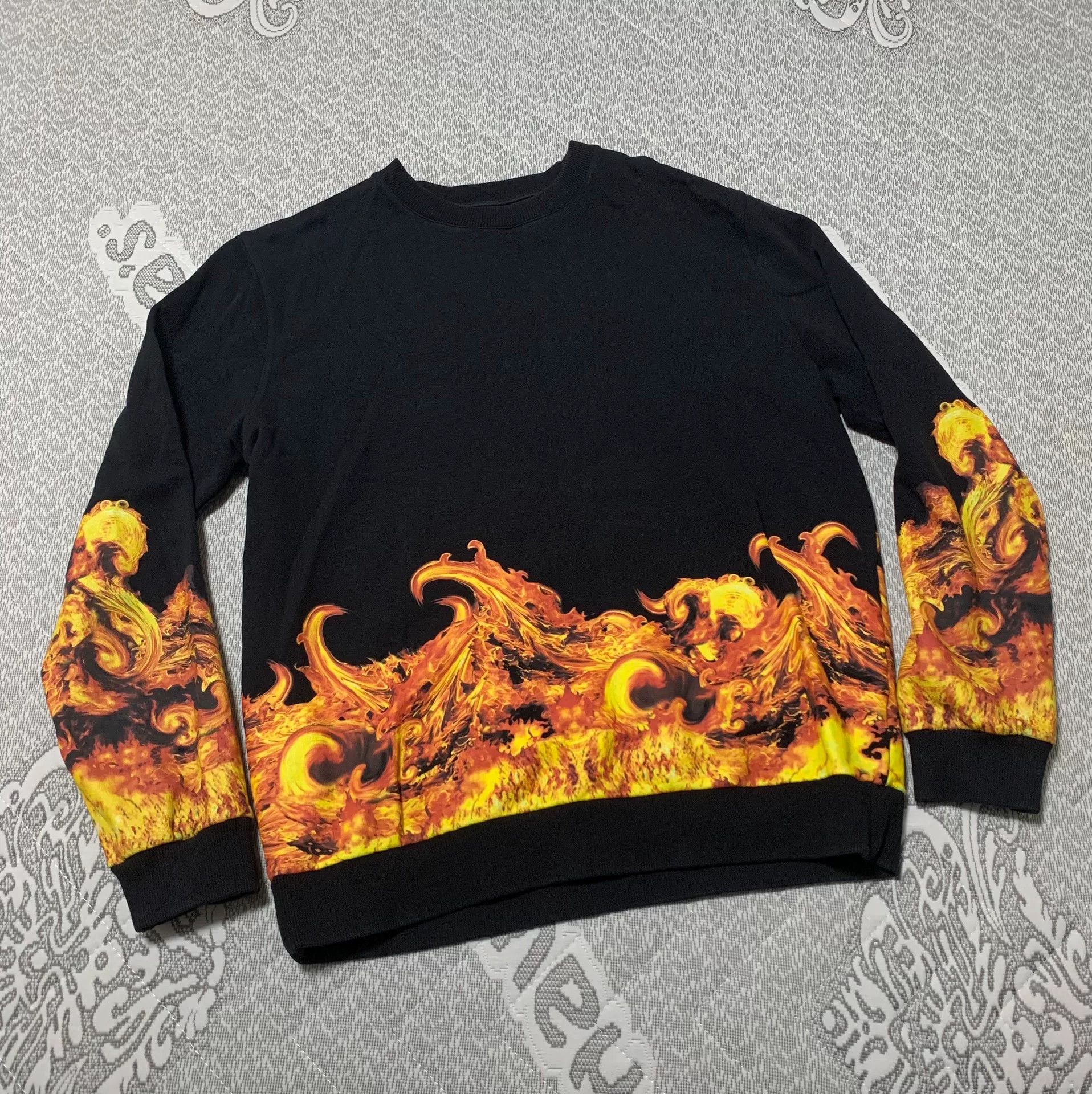 Givenchy Givenchy Flame Print Sweatshirt Size US XL / EU 56 / 4 - 1 Thumbnail