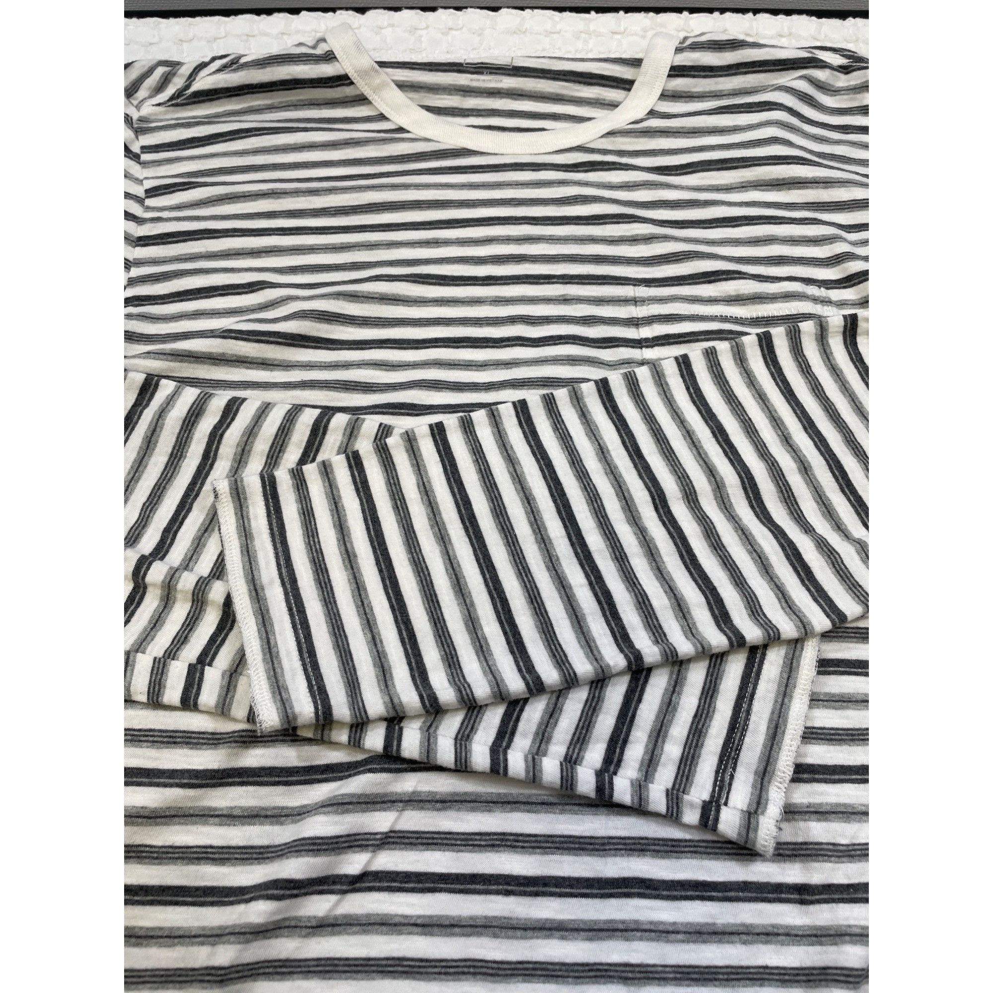 Gap Gap Men's Gray Striped T-shirt Long Sleeve Size XL SKU 4717 Size US XL / EU 56 / 4 - 4 Thumbnail