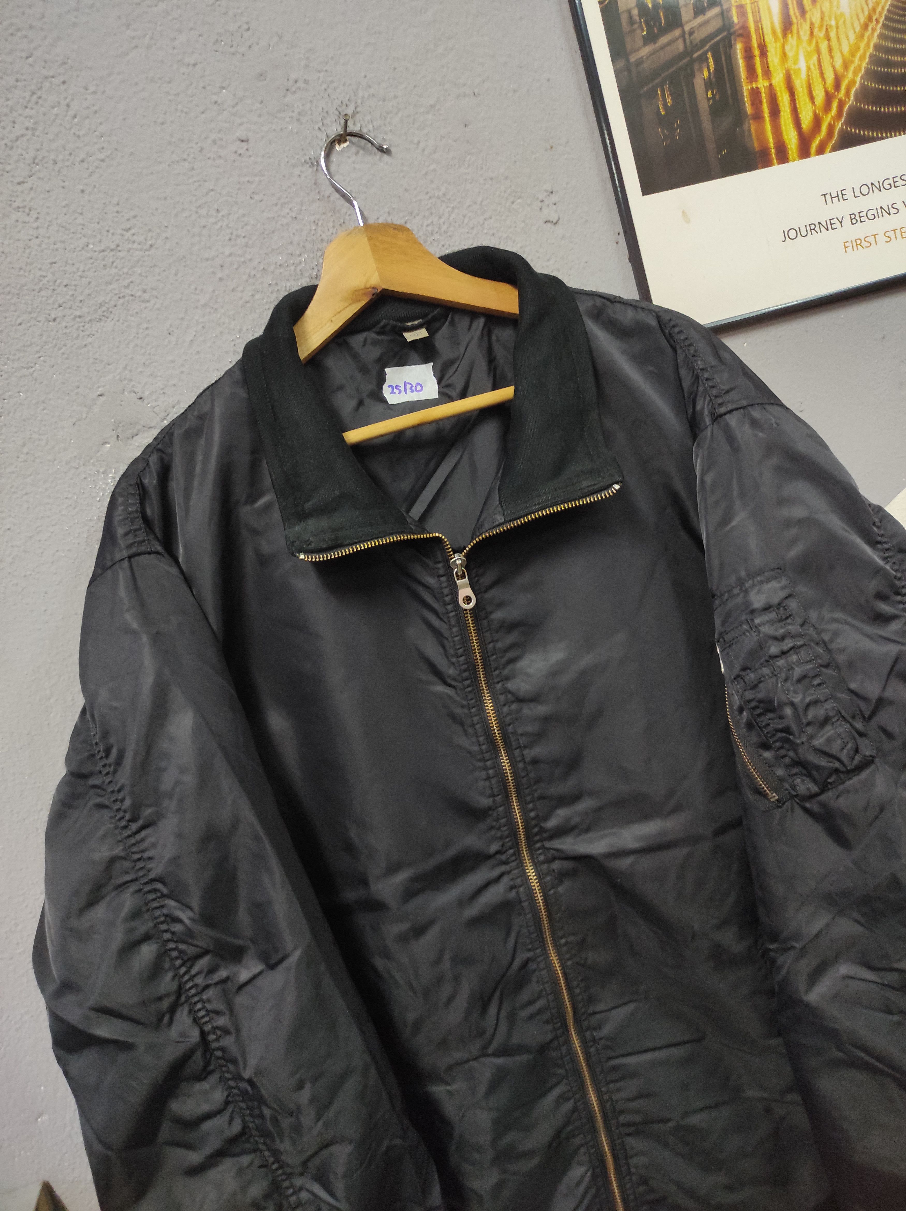 Uniqlo UNIQLO BLACK BOMBER JACKET Size US XL / EU 56 / 4 - 3 Thumbnail