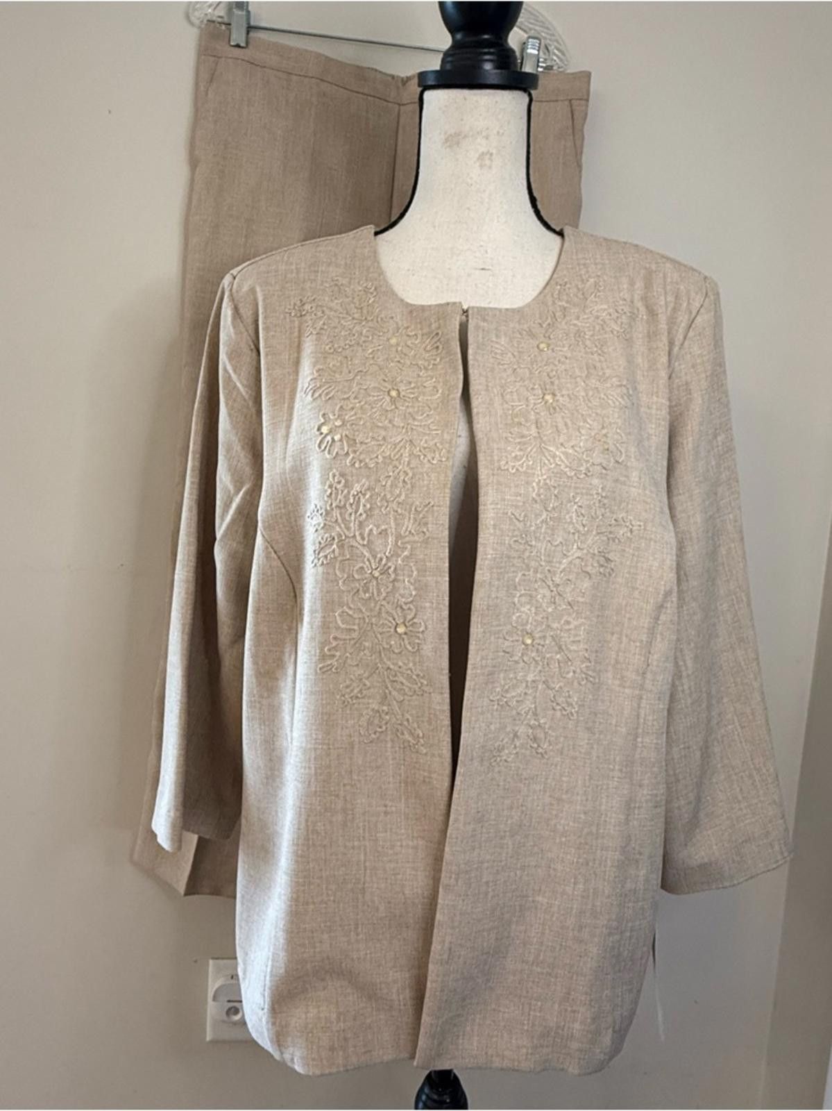 Other Alfred Dunner La Dolce Vita tan pants suit set mixed sizing Size M / US 6-8 / IT 42-44 - 1 Thumbnail